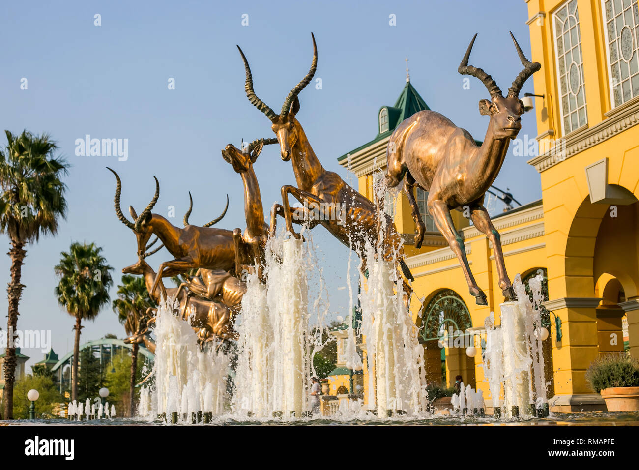 Johannesburg, Afrique du Sud, 8 Septembre - 2018 : dispositif de l'eau avec l'antilope bronze sculptures. Banque D'Images