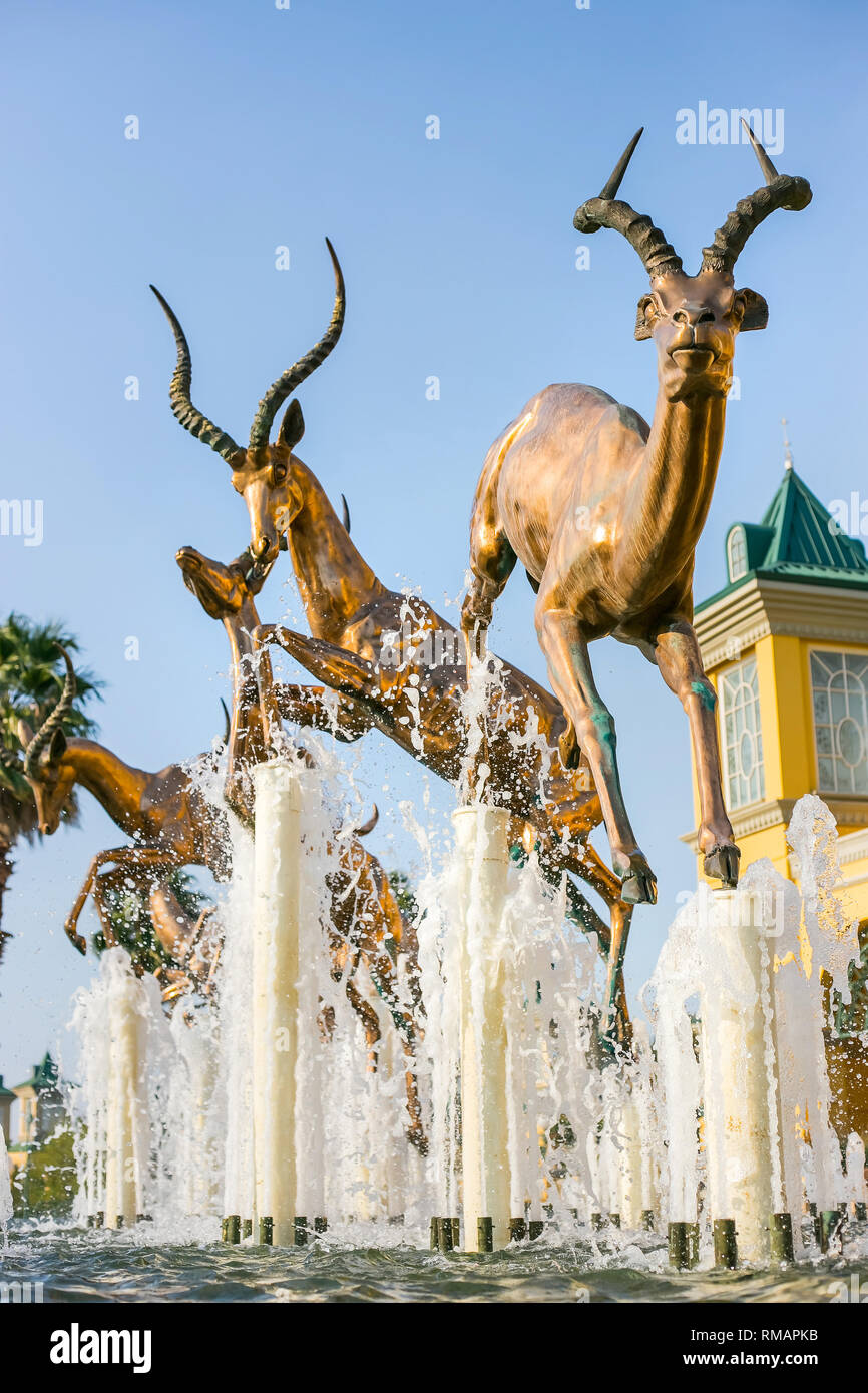 Johannesburg, Afrique du Sud, 8 Septembre - 2018 : dispositif de l'eau avec l'antilope bronze sculptures. Banque D'Images