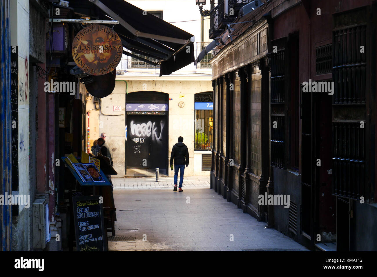 La silhouette dans une rue étroite, Madrid, Espagne Banque D'Images