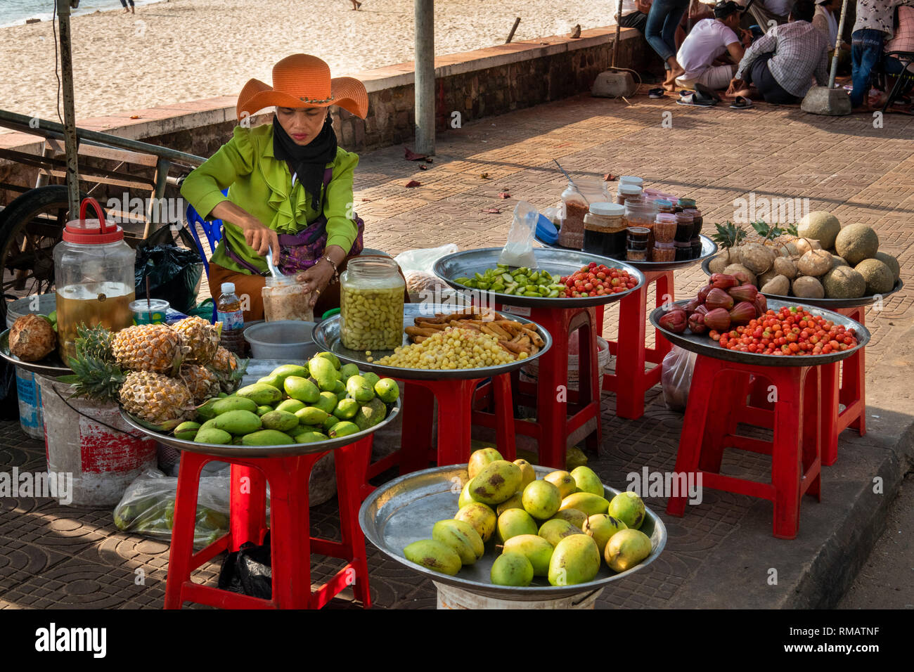 Le Cambodge, la province de Kampot, Kep, plage, étal de fruits de mer vente de produits cultivés localement à la vente aux touristes Cambodgiens Banque D'Images