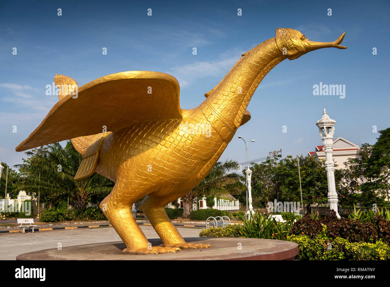 Le Cambodge, la province de Kampot, Kep, Provincial Hall, très grande statue de Hang Meas, l'oiseau d'or sacré Banque D'Images