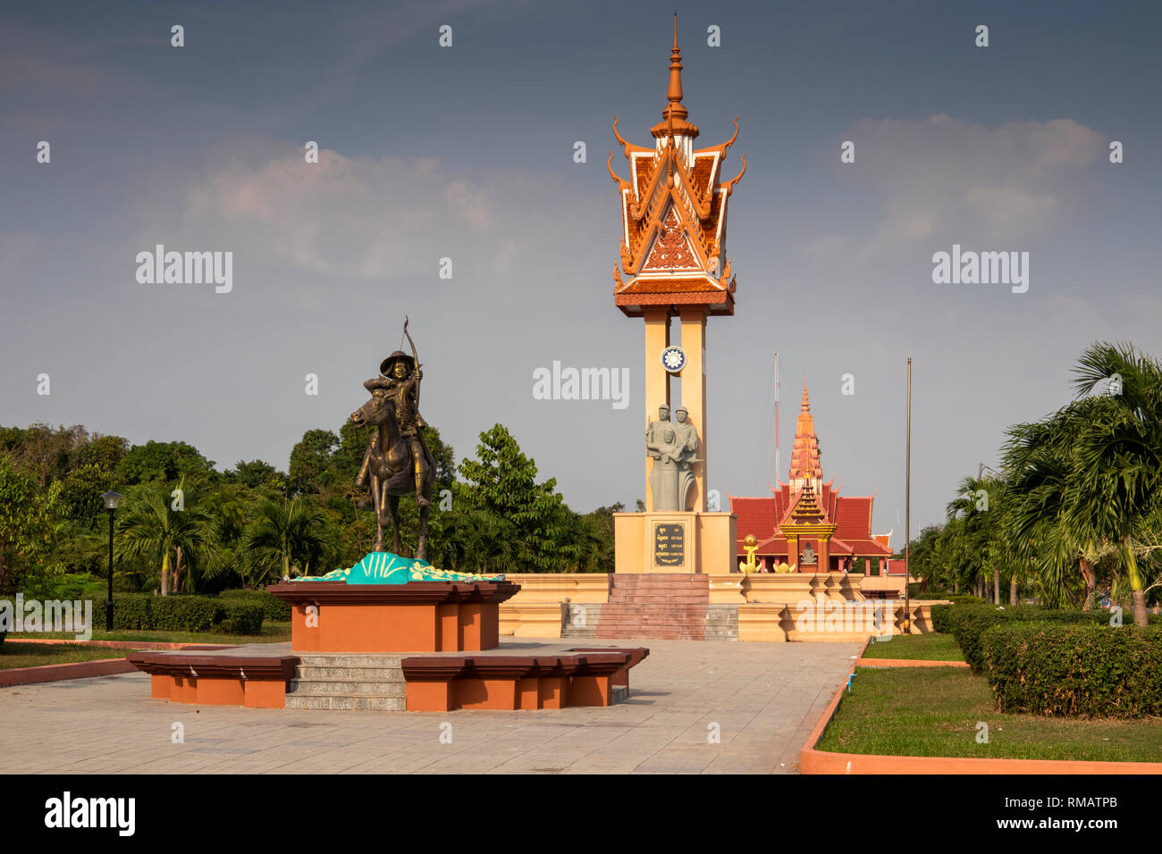 Le Cambodge, la province de Kampot, Kep, statue de Jayavarman II à cheval au Vietnam, dans l'Amitié du Kampuchea abandonné période française Ghost Town Banque D'Images