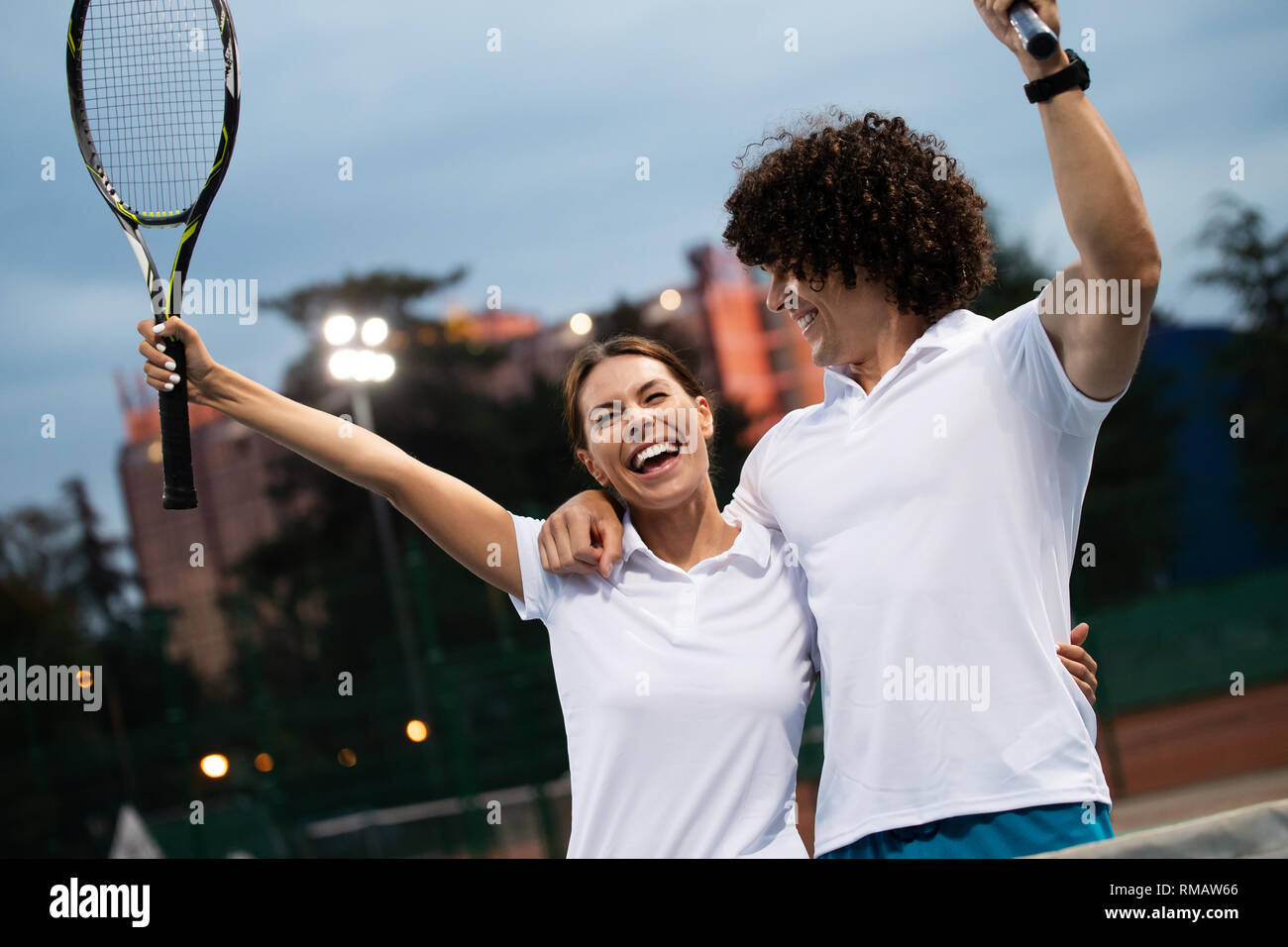 Mettre en place en toute sécurité avec une assurance personnes jouant au tennis ensemble. Sport concept Banque D'Images