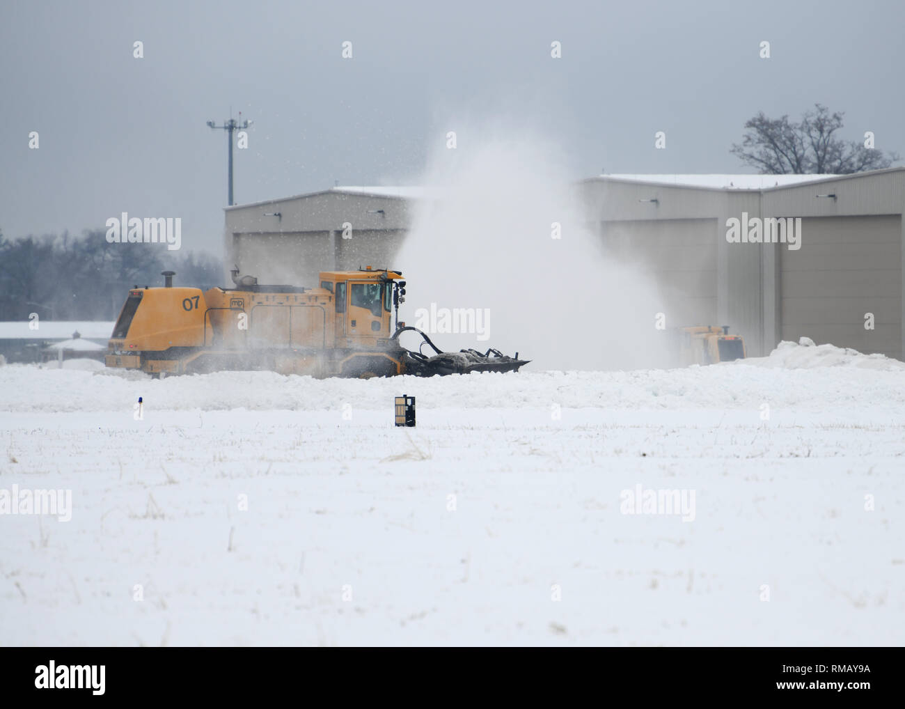 Le 104e Escadron de génie civil de l'équipe de déneigement efface la ligne de vol, des trottoirs et des zones de conduite après une tempête d'hiver 13 février 2019, à la base de la Garde nationale aérienne Barnes, Massachusetts. L'équipe de déneigement rapide en réponse aux tempêtes assure la 104e Escadre de chasse est mission prêt indépendamment des conditions météorologiques. (U.S. Photo de la Garde nationale aérienne d'un membre de la 1re classe Randy Burlingame) Banque D'Images