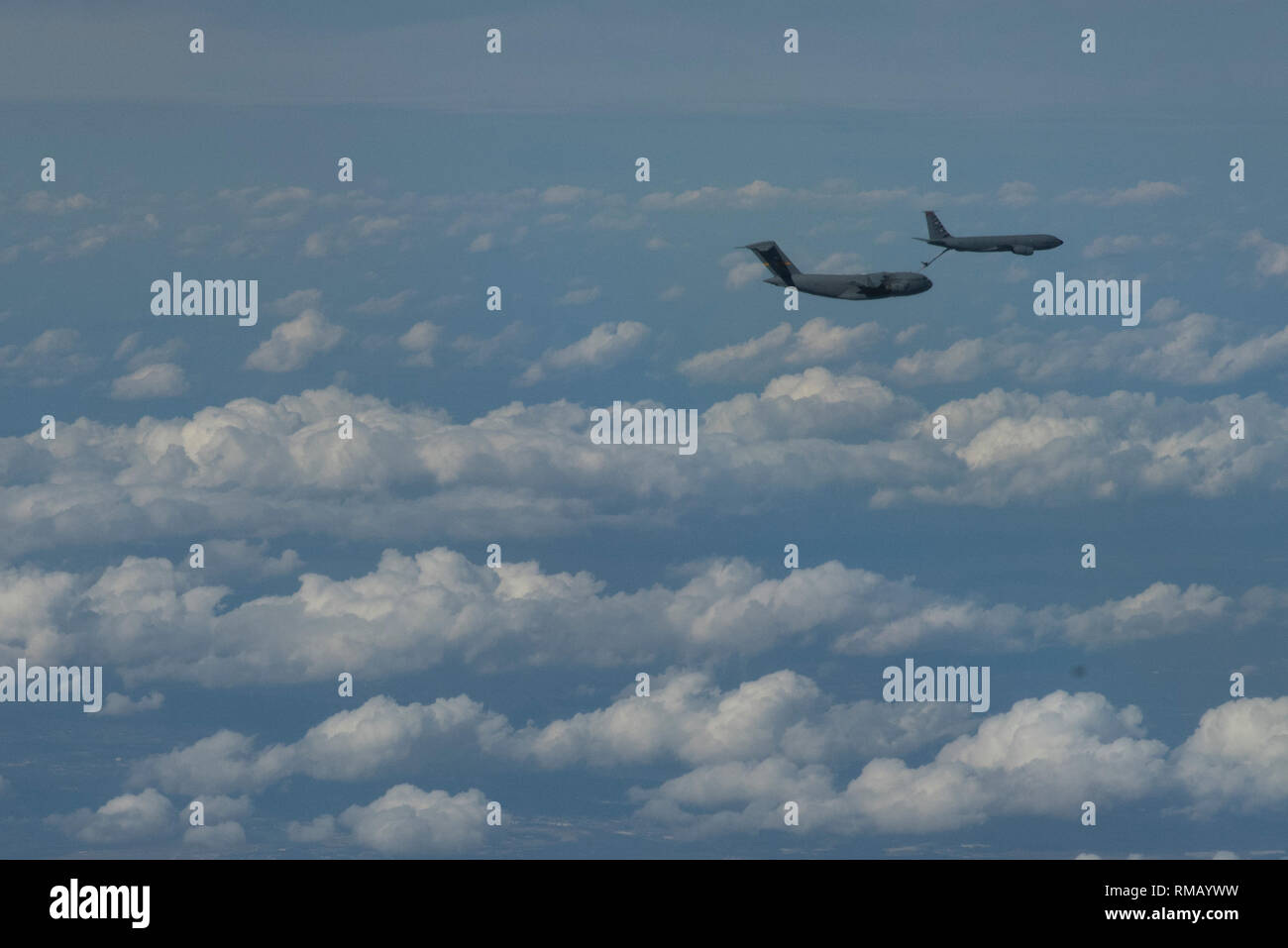 Un KC-135R Stratotanker KC-135R un autre ravitaille Stratotanker au cours de la zone continentale des États-Unis, le 28 janvier 2019. Les deux navires-citernes sont affectés à la 108e Escadre, un nouveau Jersey Air National Guard Unit at Joint Base McGuire-Dix-Lakehurst, New Jersey. (U.S. Photo de la Garde nationale d'un membre de la 1re classe Andrea A. S. Williamson) Banque D'Images