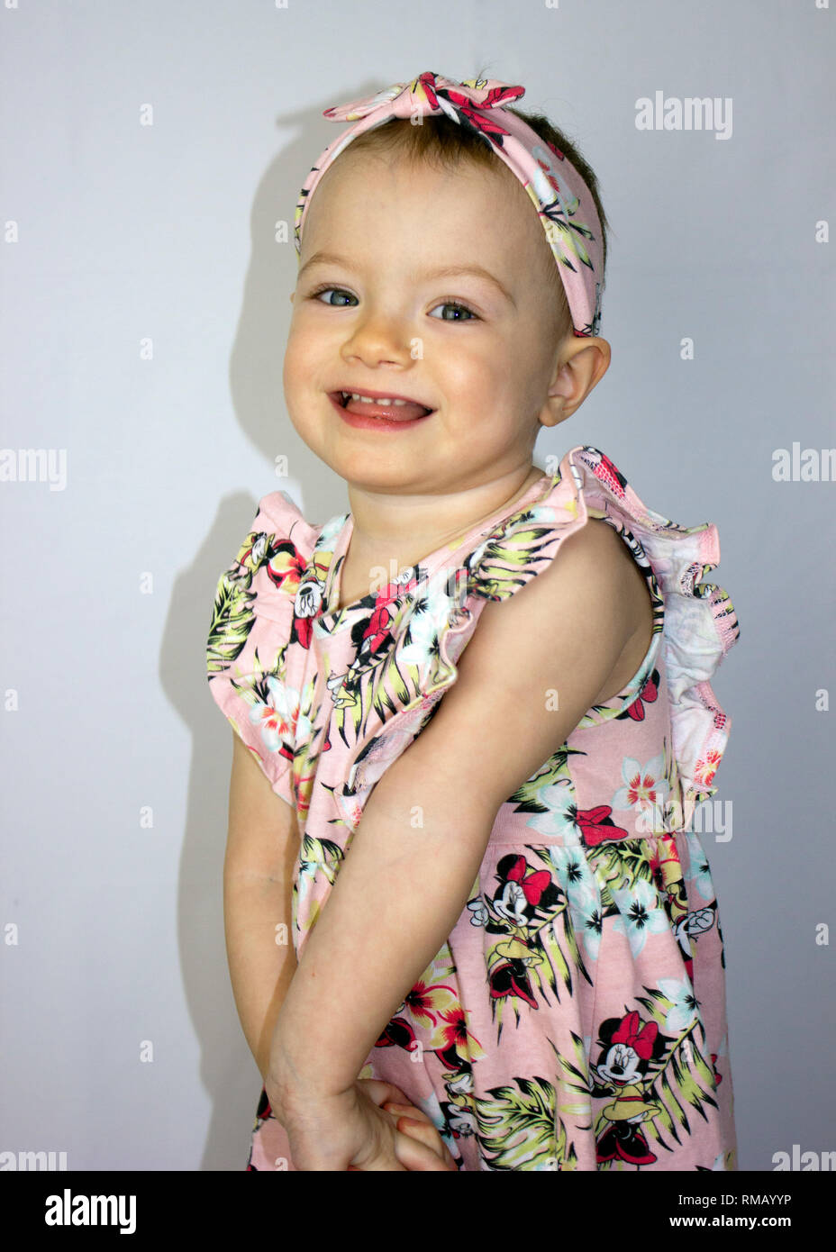 Tres Mignon Mois Portrait De Bebe Beau 1 Ans Bebe Fille Souriant Sourire Espiegle Cute Pink Disney Imprimer Robe Et Serre Tete Photo Stock Alamy Tres Mignon Mois Portrait De Bebe Beau 1 Ans Bebe Fille Souriant Sourire Espiegle Cute Pink Disney Imprimer Robe Et Serre Tete Photo Stock Alamy