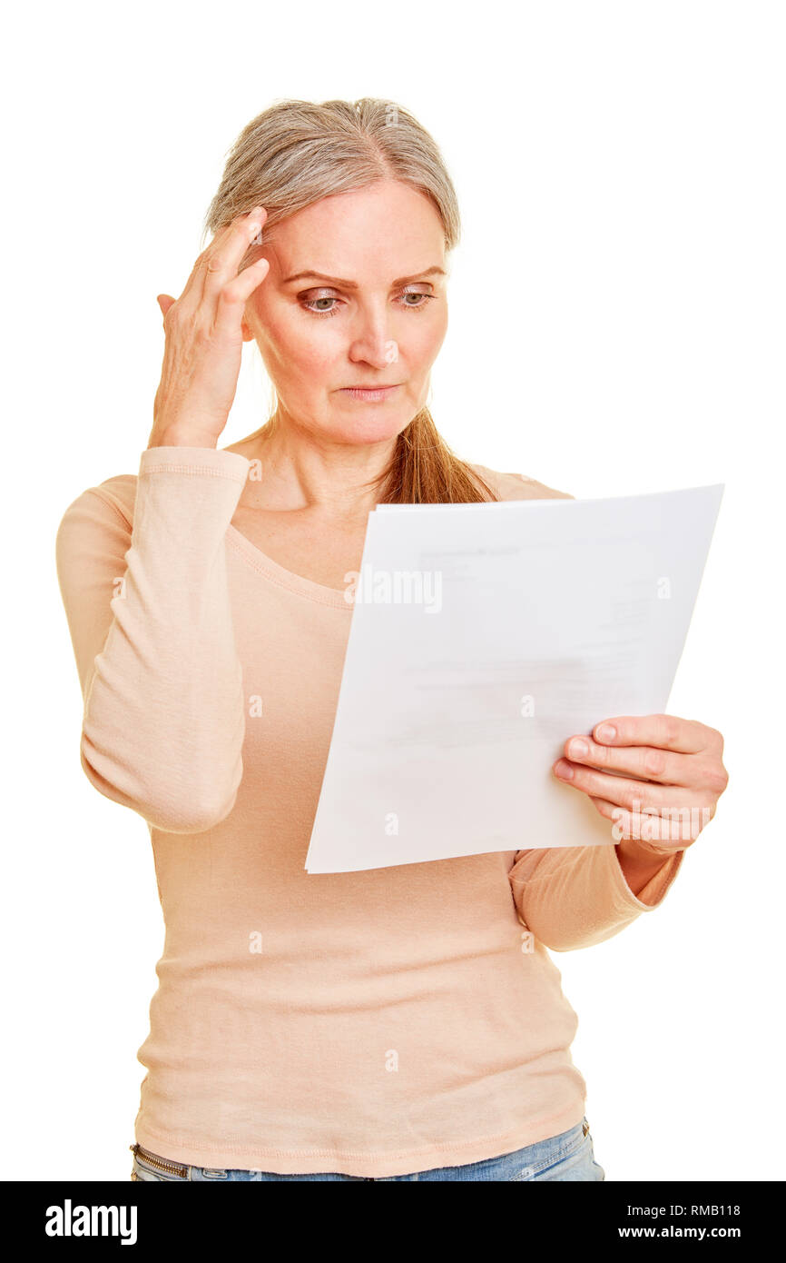 Vieille Femme avec inquiétude la lecture d'une lettre d'une autorité publique ou de l'assurance Banque D'Images