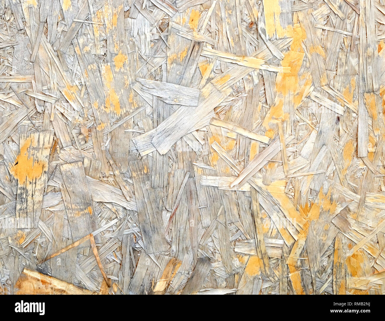 Météo endommagé panneaux. Les matériaux de construction. Mdf panneau de bois brun sable embouti copeaux comme fond closeup Banque D'Images