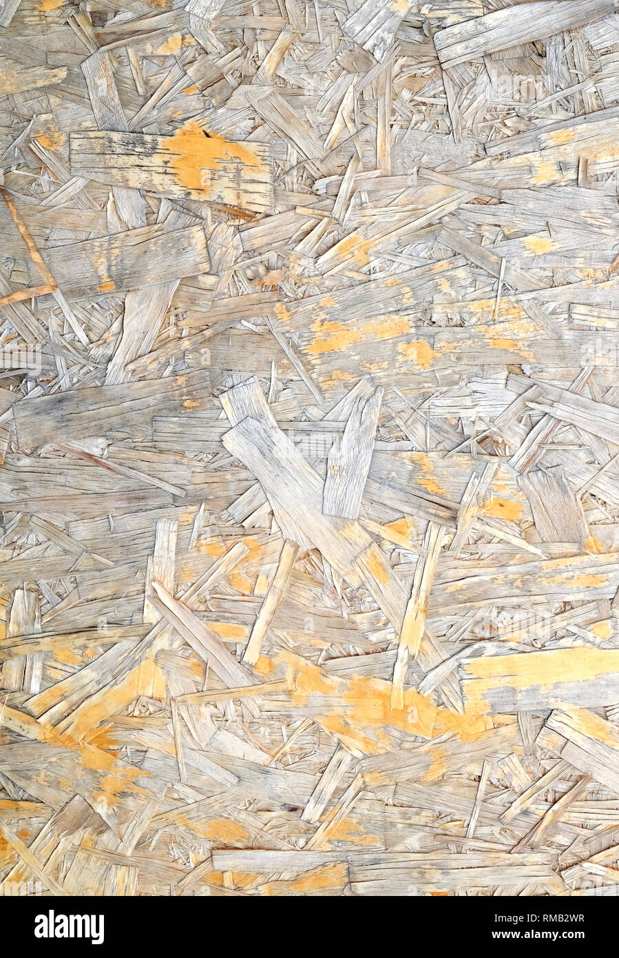 Météo endommagé panneaux. Les matériaux de construction. Mdf panneau de bois brun sable embouti copeaux comme fond closeup Banque D'Images