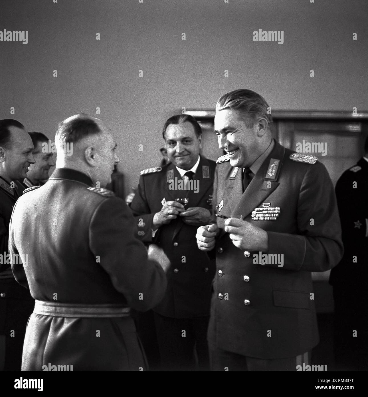 Le général d'armée Heinz Hoffmann, de l'Armée Nationale Populaire la VAN (à droite). (Photo non datée) Banque D'Images