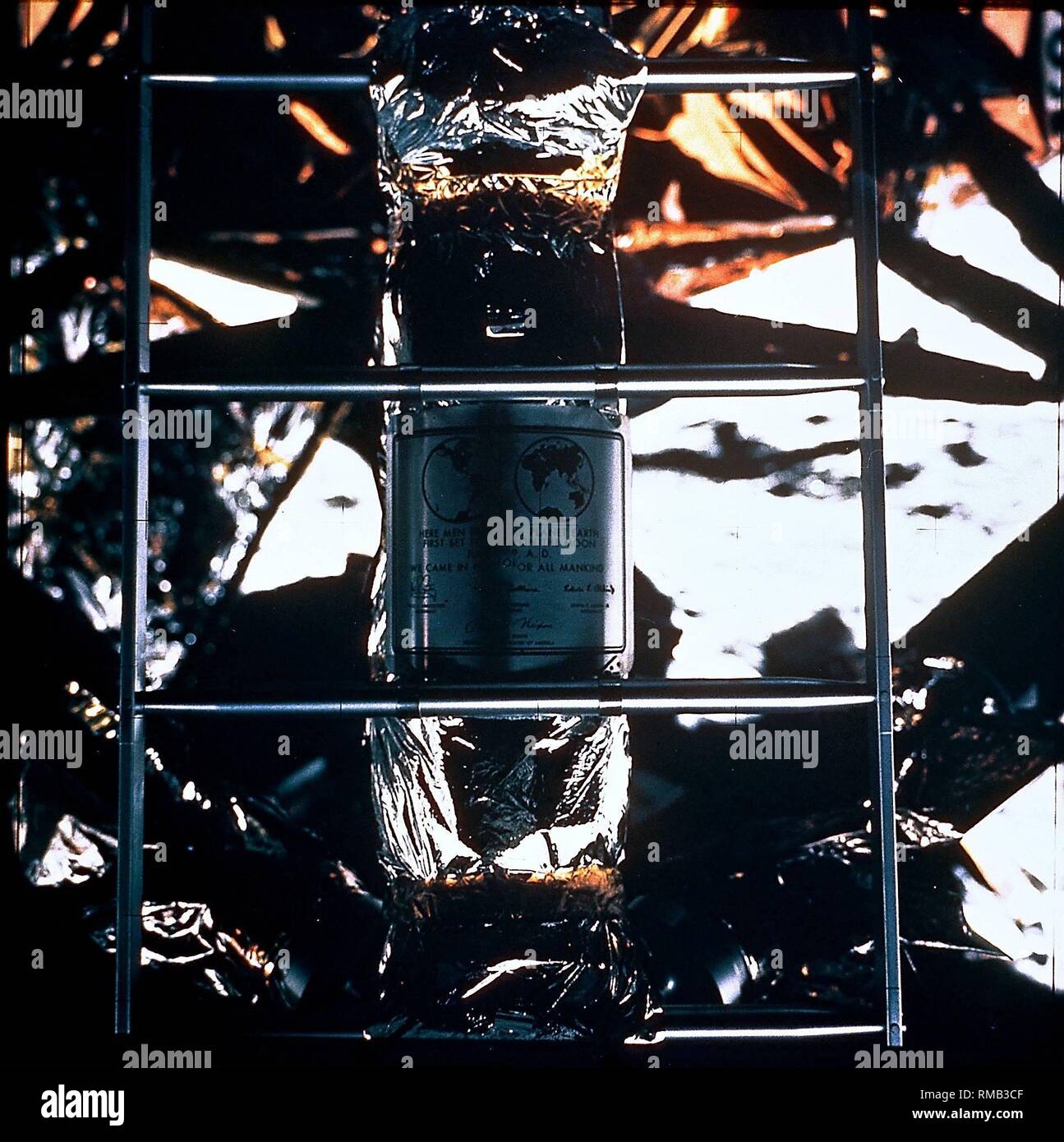 Au moment du retour du module lunaire "Eagle" pour le module de commande en orbite "Colombie", la moitié inférieure du module "Eagle" est resté sur la Lune. Il a servi de plate-forme de lancement pour le vol de retour. À ses pieds il y a un badge portant la signature de trois astronautes d'Apollo 11, Neil A. Armstrong, Michael Collins et Edwin Aldrin, ainsi que du président américain Richard Nixon. Elle porte également l'inscription : "Ici les hommes à partir de la planète Terre a posé le pied sur la Lune Juillet 1969 AD. Nous sommes venus en paix pour toute l'humanité." Banque D'Images