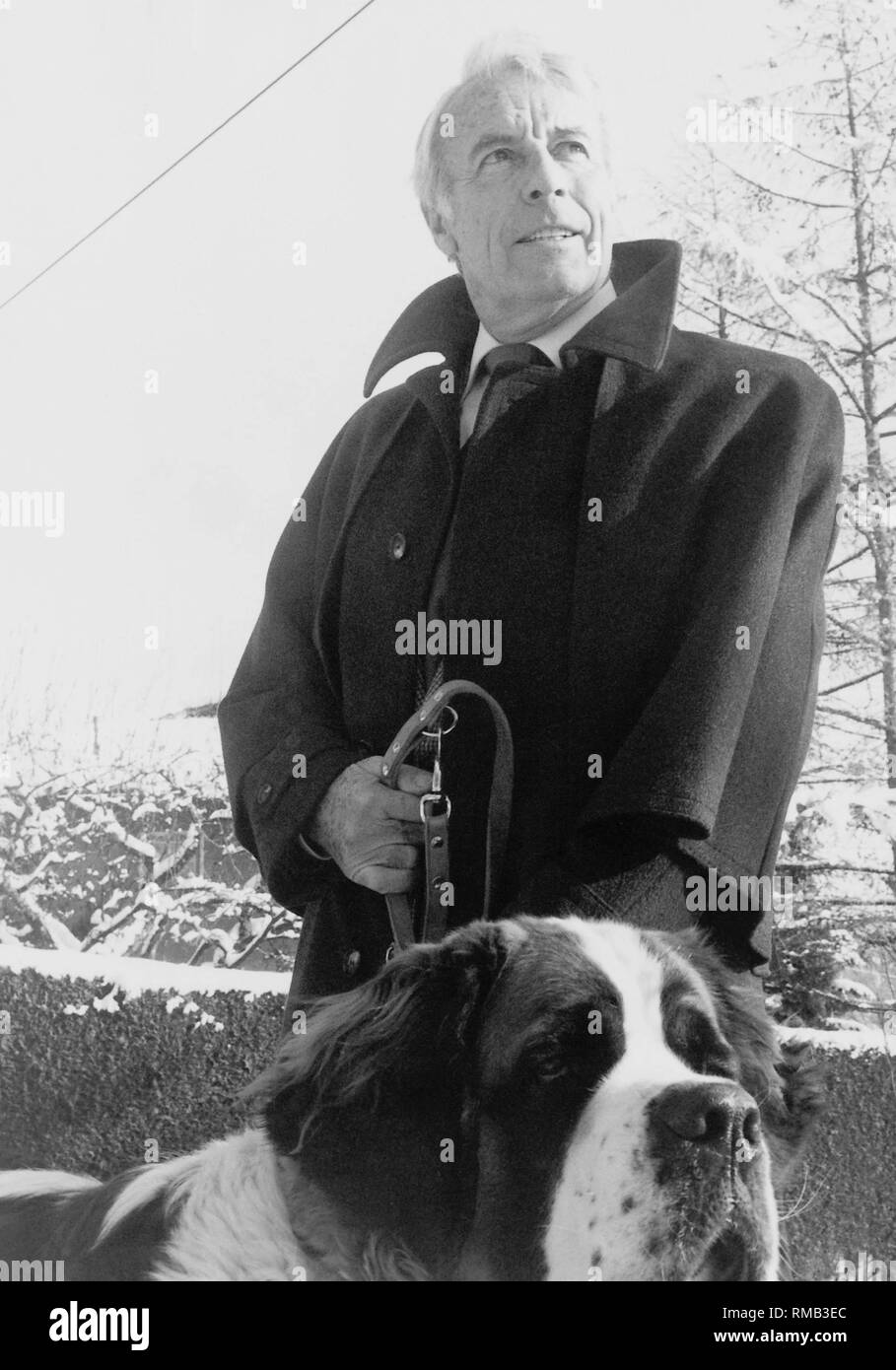 Johannes Heesters (né en 1903), acteur et chanteur, Dutch-Austrian avec son Saint Bernard. Banque D'Images