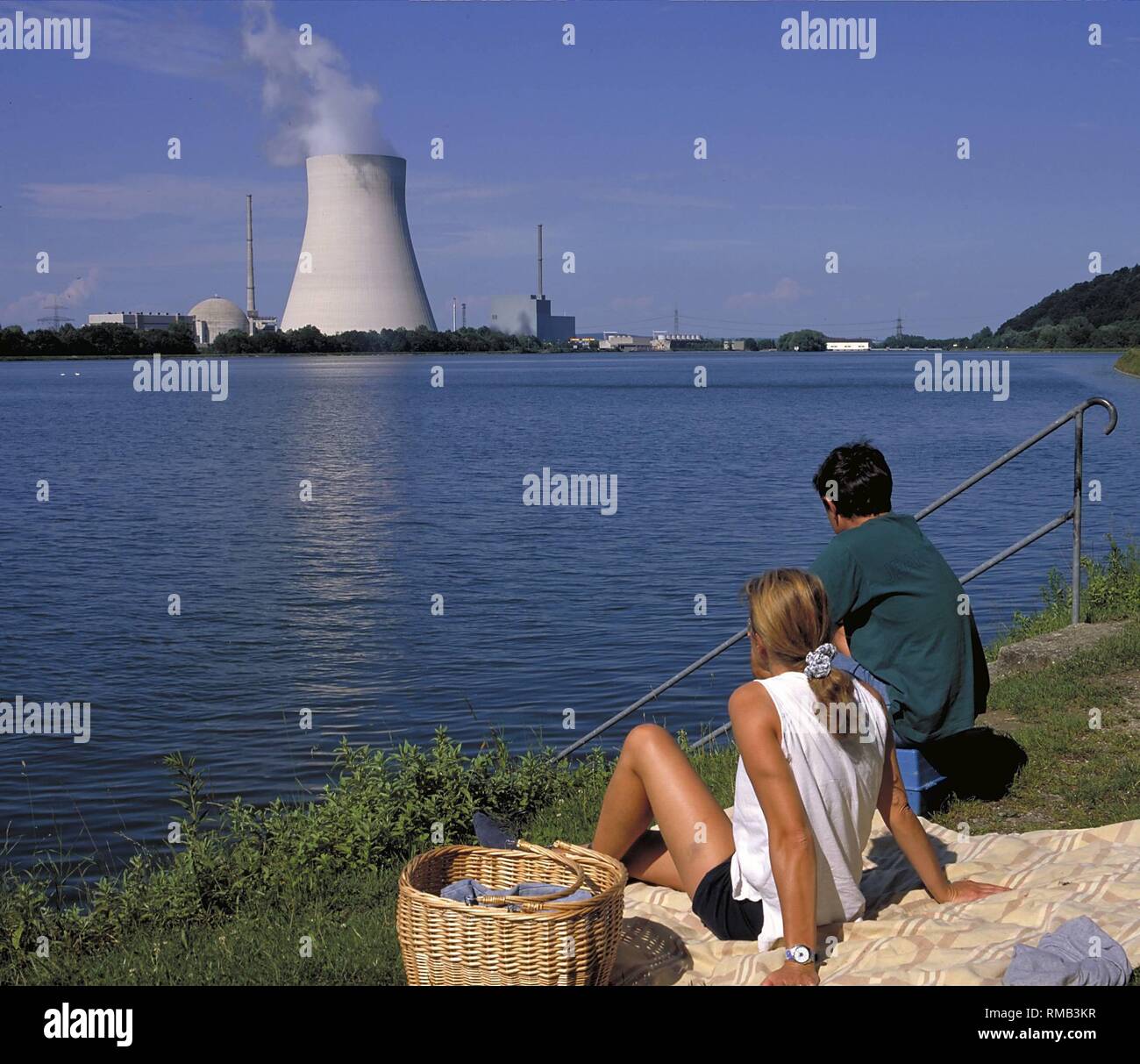 La centrale nucléaire Isar 1 (à droite en gris) et le groupe 2 (à gauche avec tour de refroidissement). Banque D'Images