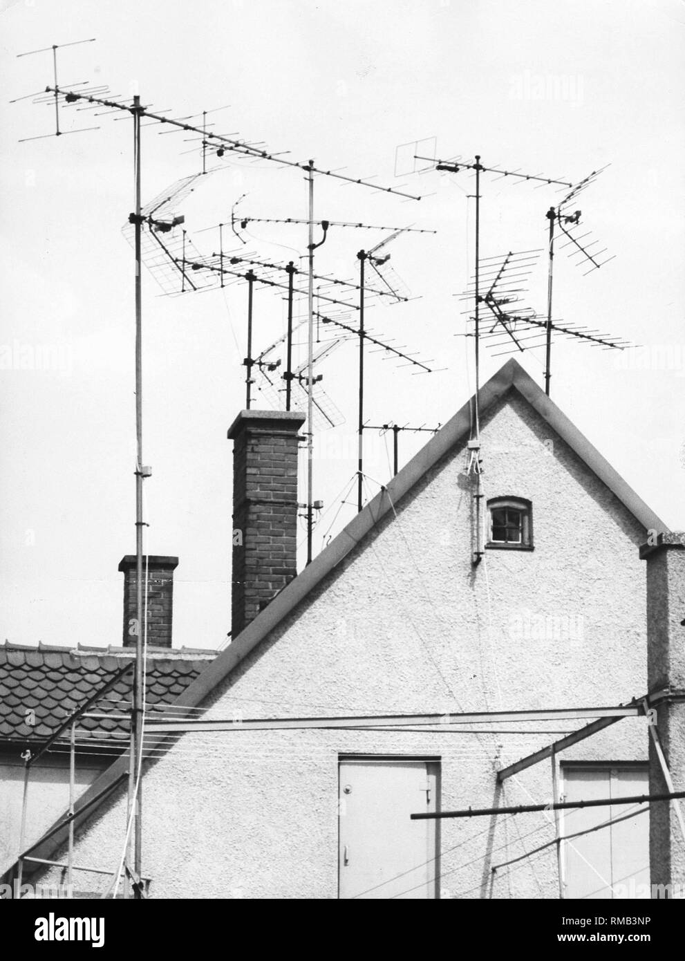Antennes sur un toit de maison. Banque D'Images