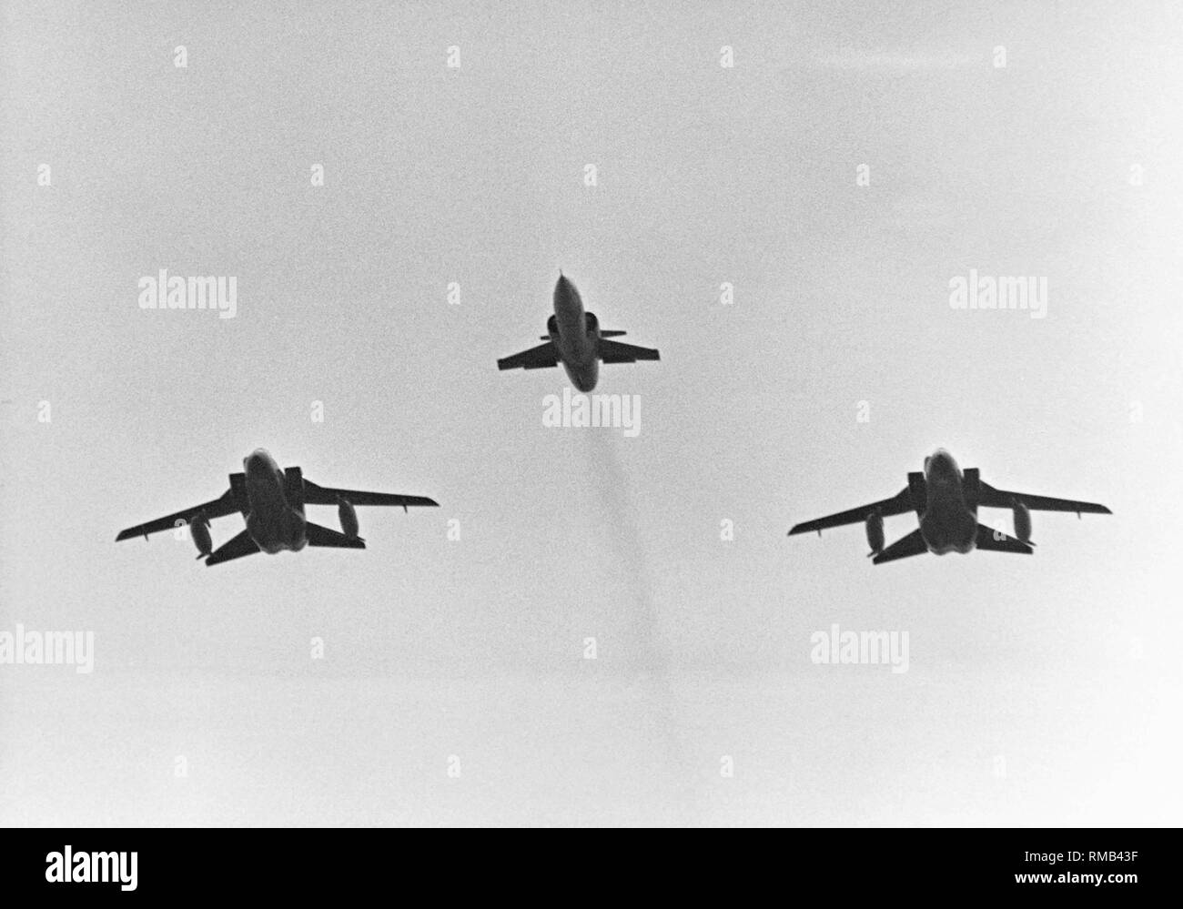 Au cours de la cérémonie de la désaffectation de la dernière 'Starfighter' exploité par l'armée fédérale allemande, le moteur de l'Jagdbombergeschwader 34 (milieu) effectue un vol accompagné de Panavia Tornado. Banque D'Images