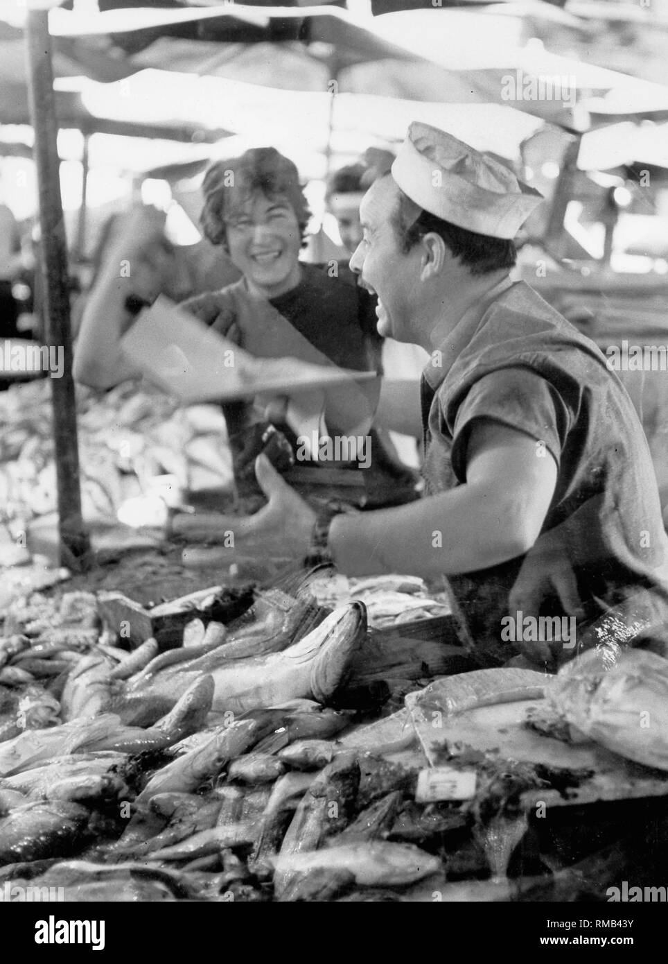 Le poisson frais est offert à un décrochage dans le centre historique de Palerme. Banque D'Images