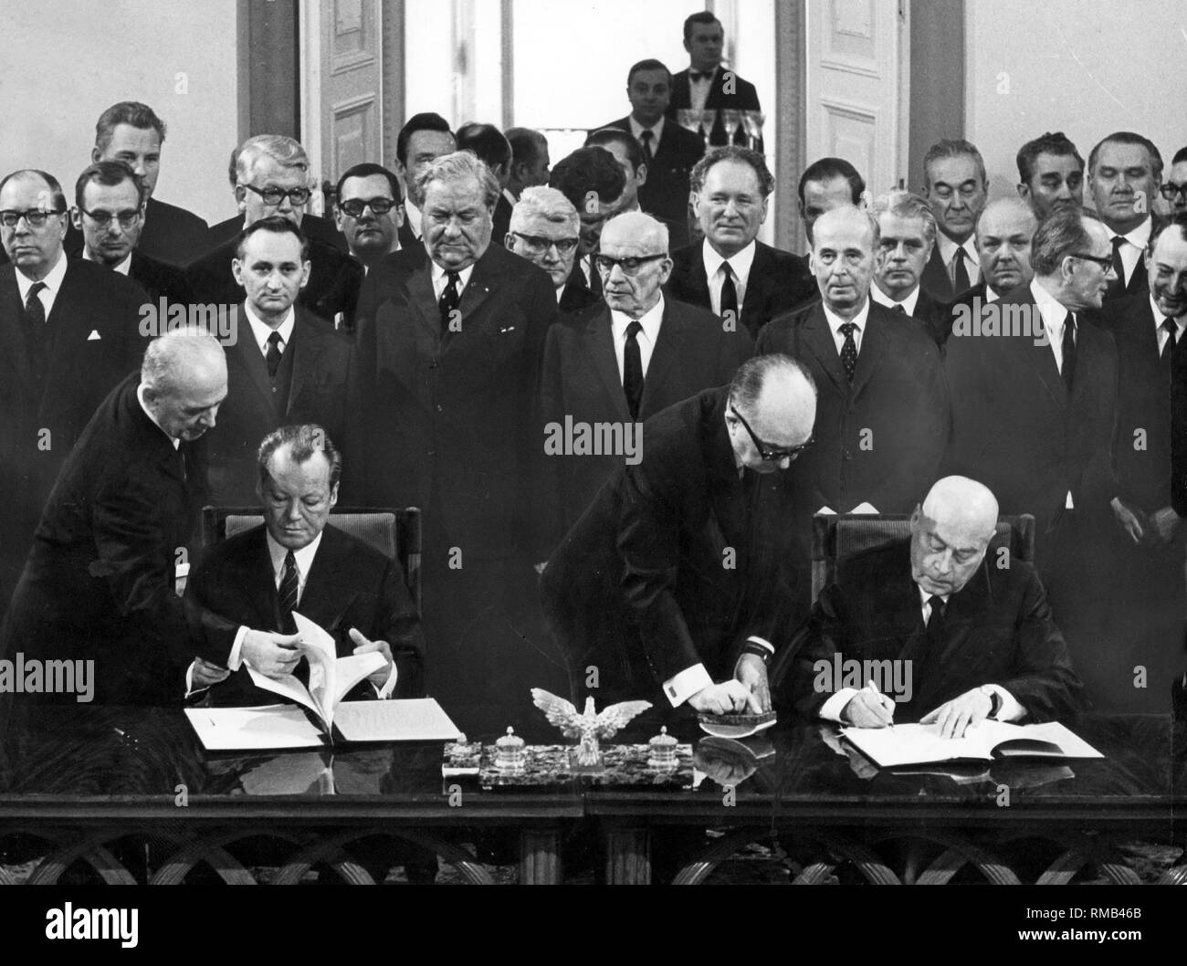 Le Chancelier fédéral Willy Brandt et le président du Conseil des ministres Josef Cyrankiewicz signer le Pacte de Varsovie. Banque D'Images