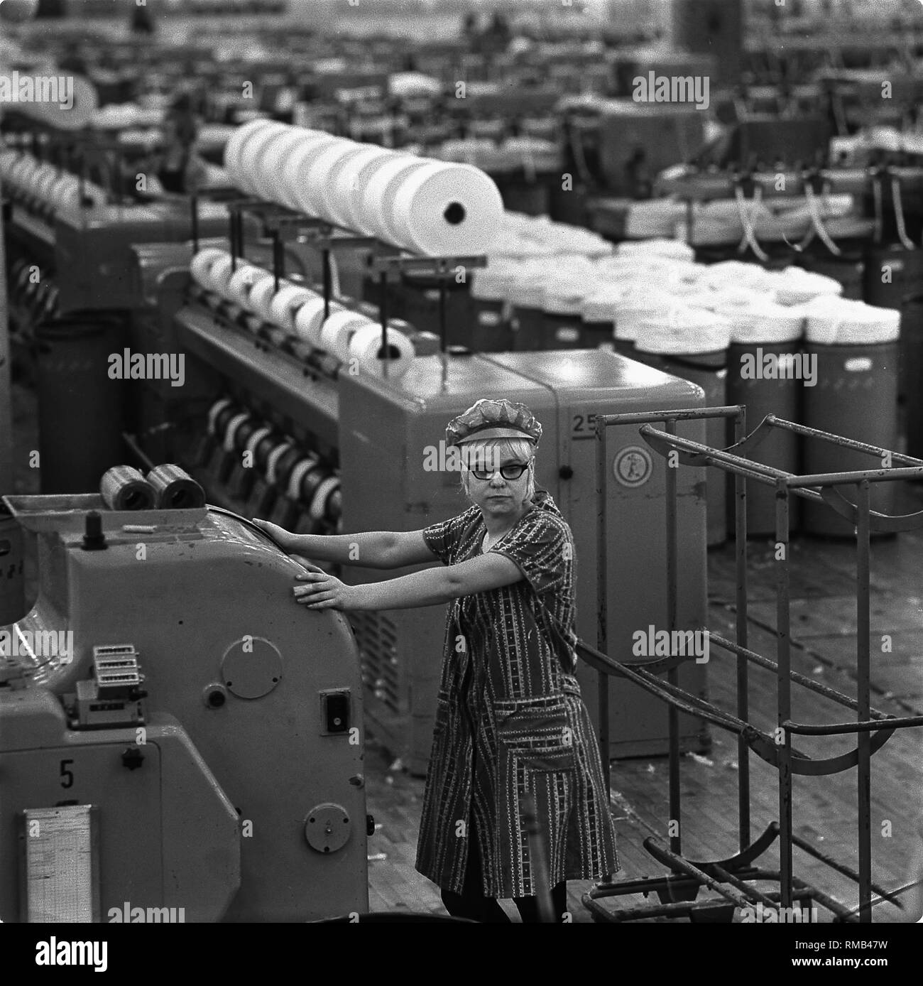 Au travailleur une filature de coton dans la région de Leinefelde. Banque D'Images