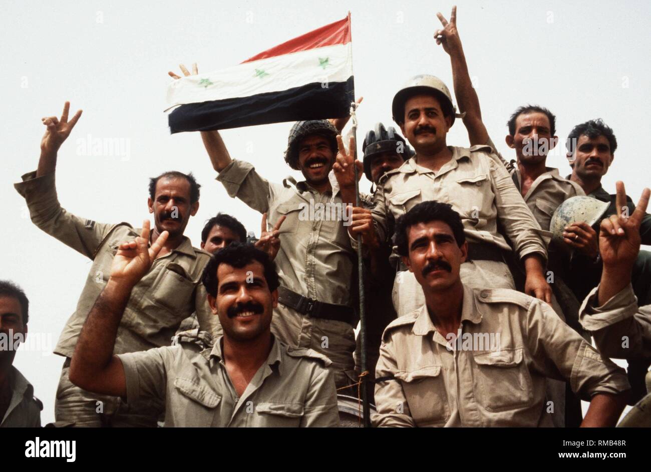 Des soldats de l'armée iraquienne sont certains de leur victoire dans la première guerre du Golfe contre l'Iran. Banque D'Images