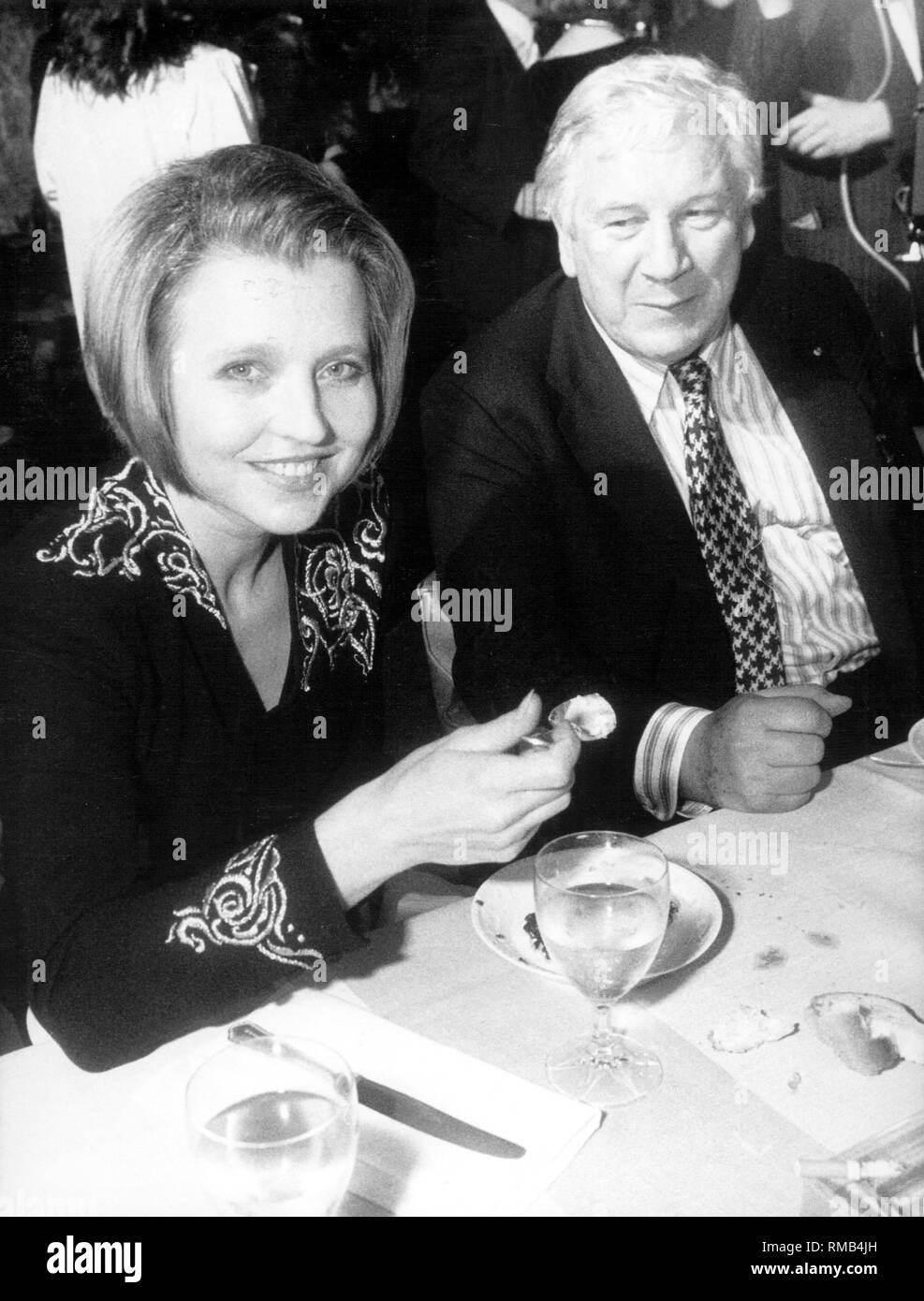 Hanna Schygulla et l'acteur britannique Peter Ustinov à l'attribution de la marque "Caméra d'Or'. Banque D'Images