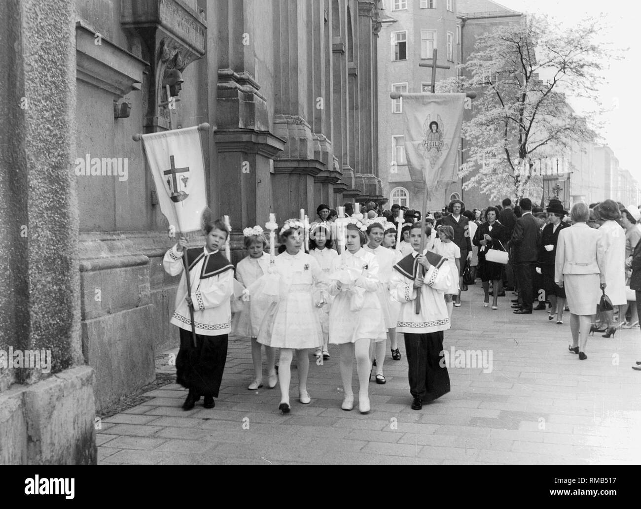 Les enfants sur le chemin de l'église. Banque D'Images