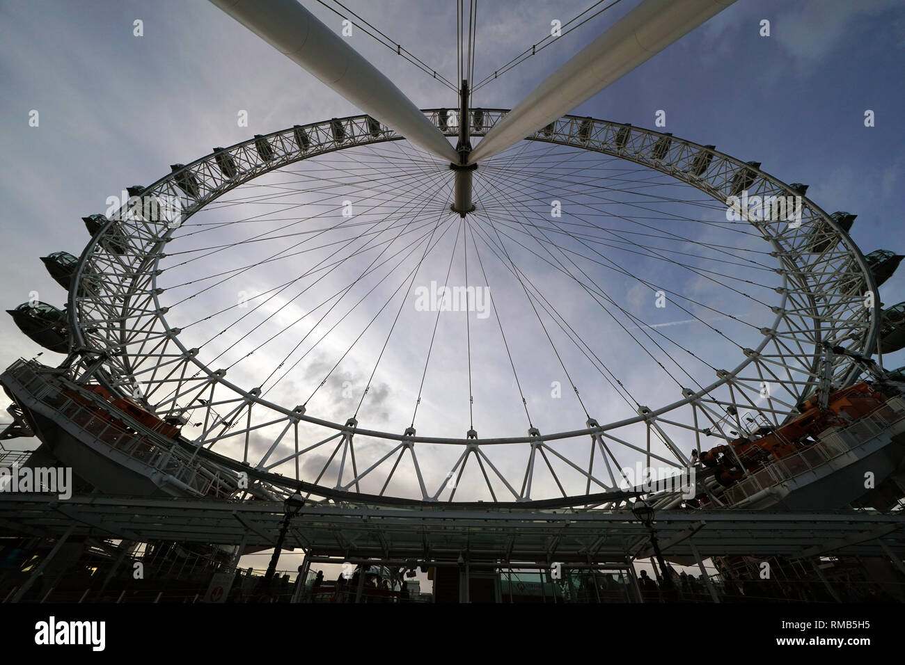 Une vue de la Coco Cola London Eye à Londres, Royaume-Uni. C'est l'Europe roue d'observation en porte-à-faux. Banque D'Images Une vue de la Coco Cola London Eye à Londres, Royaume-Uni. C'est l'Europe roue d'observation en porte-à-faux. Banque D'Images
