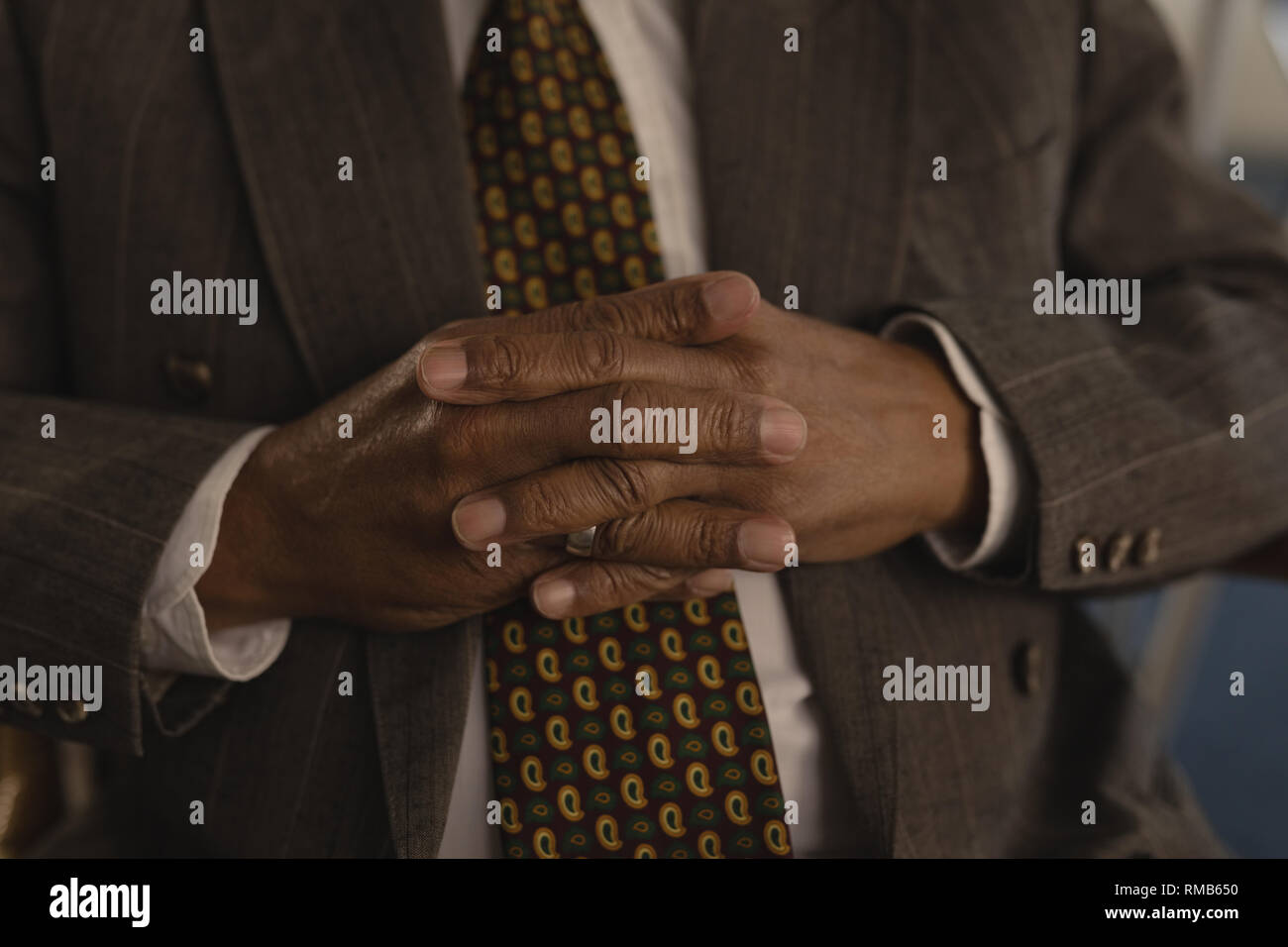 Senior man with hands clasped à nursing home Banque D'Images