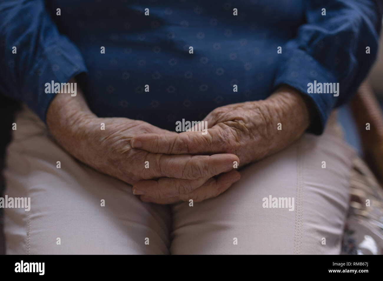 Senior woman with hands clasped à nursing home Banque D'Images