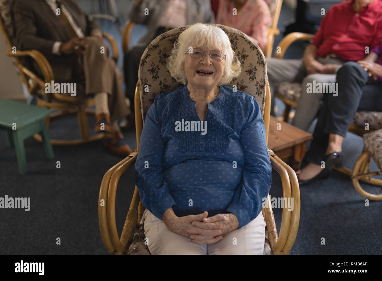 Vue avant du senior woman with hand clasped looking at camera en soins infirmiers accueil Banque D'Images
