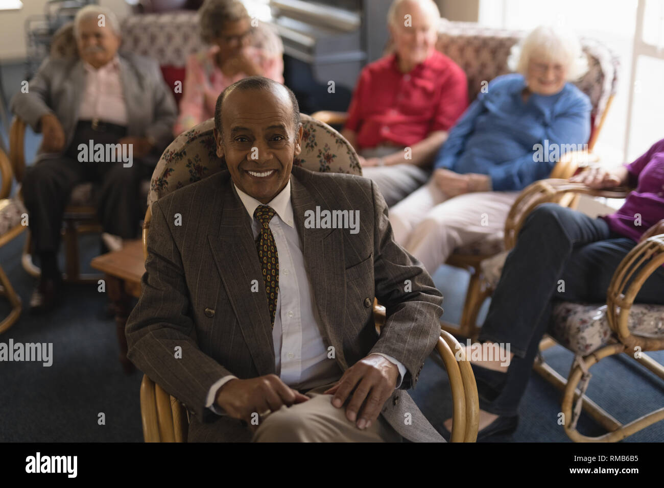 Vue avant du senior man looking at camera in nursing home Banque D'Images