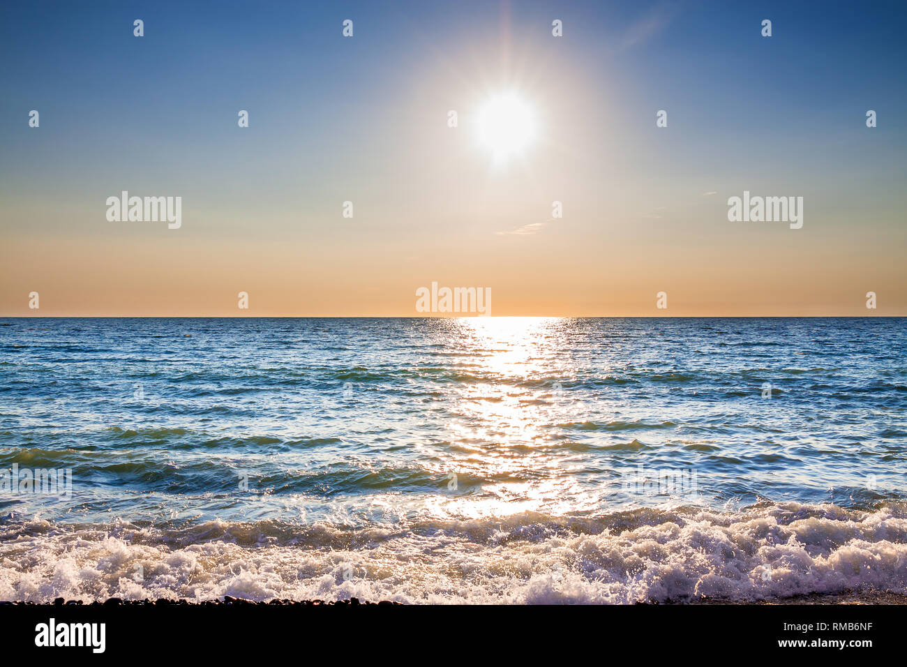 Paysage magnifique sur la mer avec un coucher de soleil. soir Ciel bleu océan sur la mer avec des vagues de surf. Banque D'Images