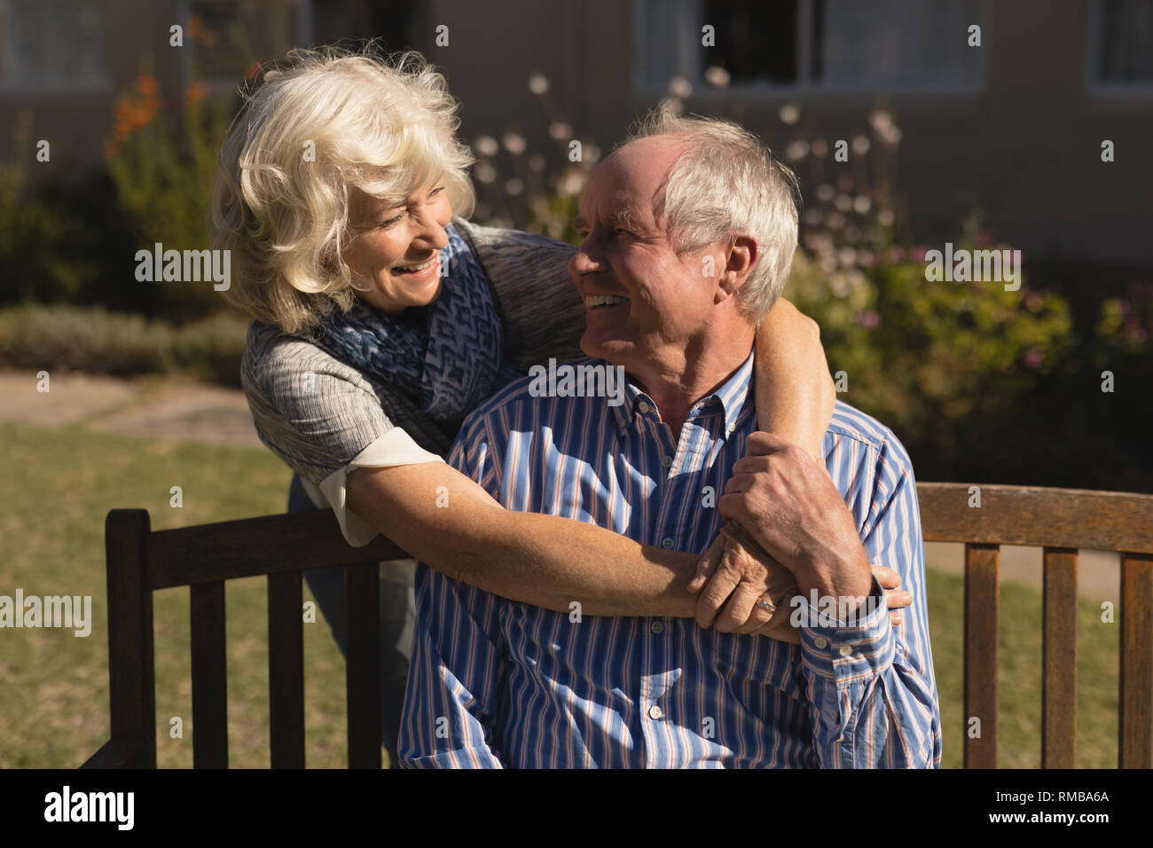 Senior couple relaxing in the park Banque D'Images