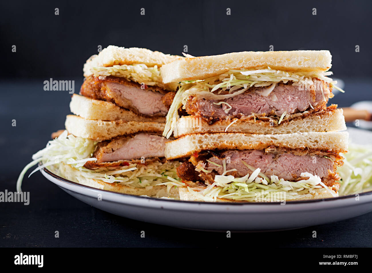 Katsu Sando - tendance alimentaire sandwich japonais avec côtelette de porc panée, le chou et la sauce tonkatsu. La cuisine japonaise. Banque D'Images