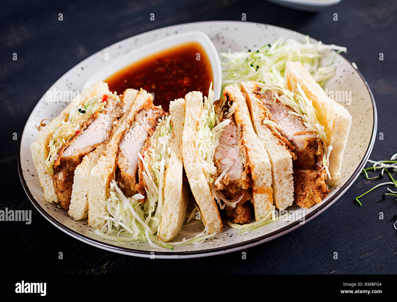 Katsu Sando - tendance alimentaire sandwich japonais avec côtelette de porc panée, le chou et la sauce tonkatsu. La cuisine japonaise. Banque D'Images