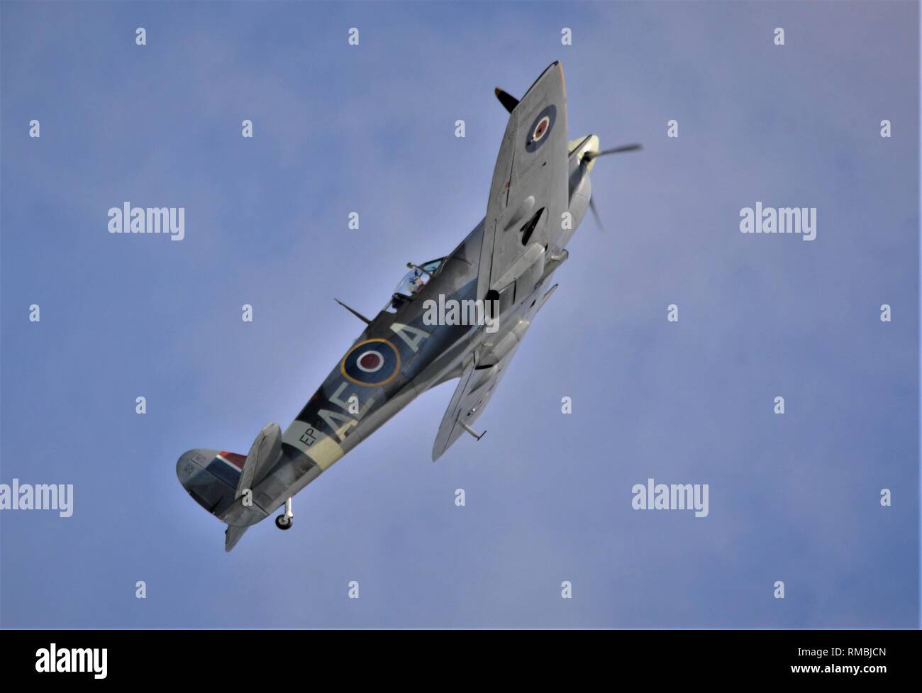 Supermarine Spitfire avion de chasse escalade et tournant en vol. Banque D'Images