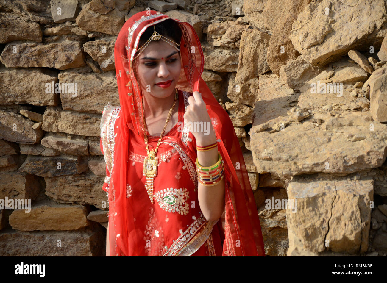 Mariée en maison de village, Kuldhara, Jaisalmer, Rajasthan, Inde, Asie Banque D'Images