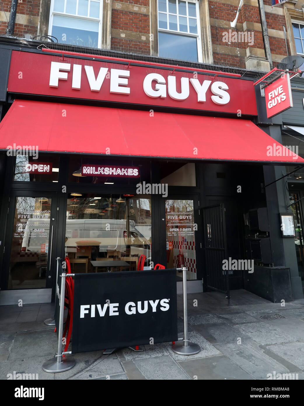 Le restaurant Five Guys photo par Gavin Rodgers/ Pixel8000 Banque D'Images