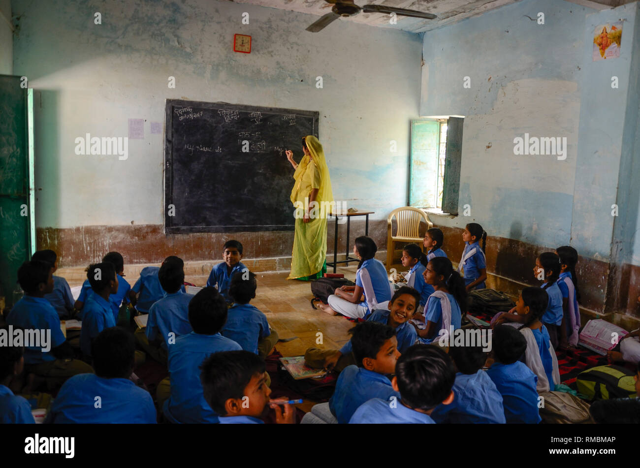 Professeur enseignant enseignant élèves dans la salle de classe scolaire, école rurale, Jaisalmer, Rajasthan, Inde,Asie Banque D'Images