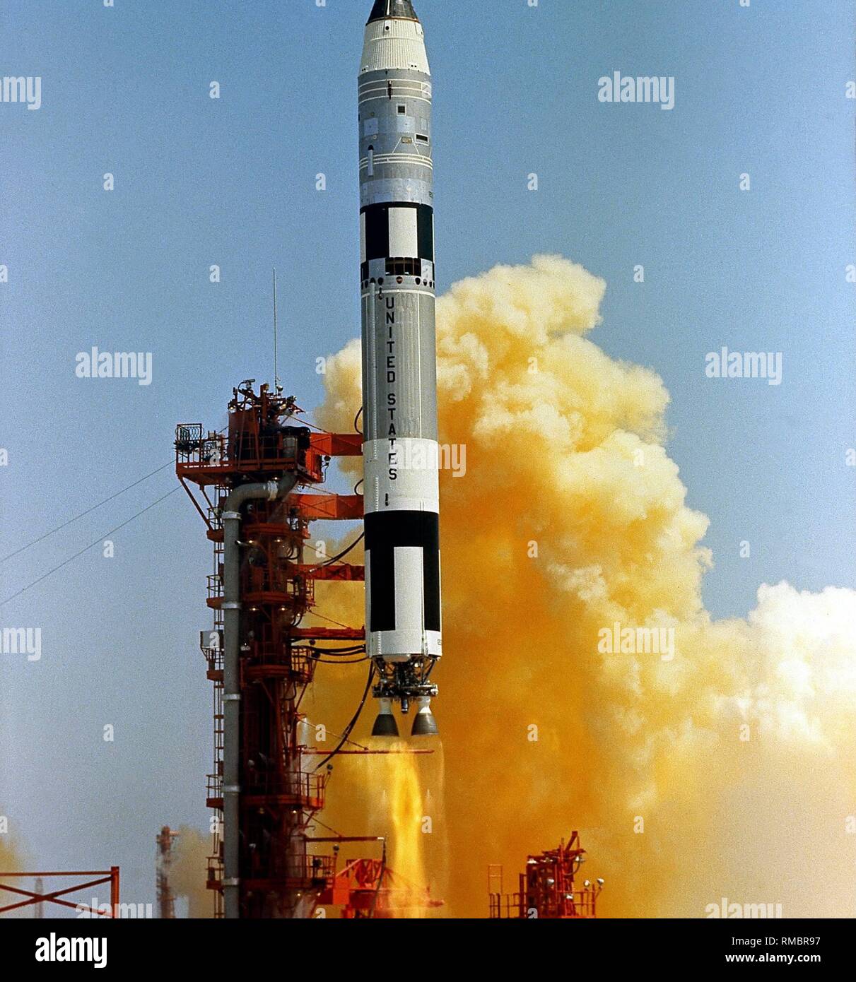 La fusée de propulsion de la mission Gemini 4, le Titan II GLV (Gemini Lancement Véhicule) à son lever. Gemini 4 avec le premier voyage dans l'espace, l'utilisation de l'activité Automobile (EVA), a été effectuée. Avec le programme Gemini, la résistance de l'homme et le matériel a été testé dans l'espace. Banque D'Images