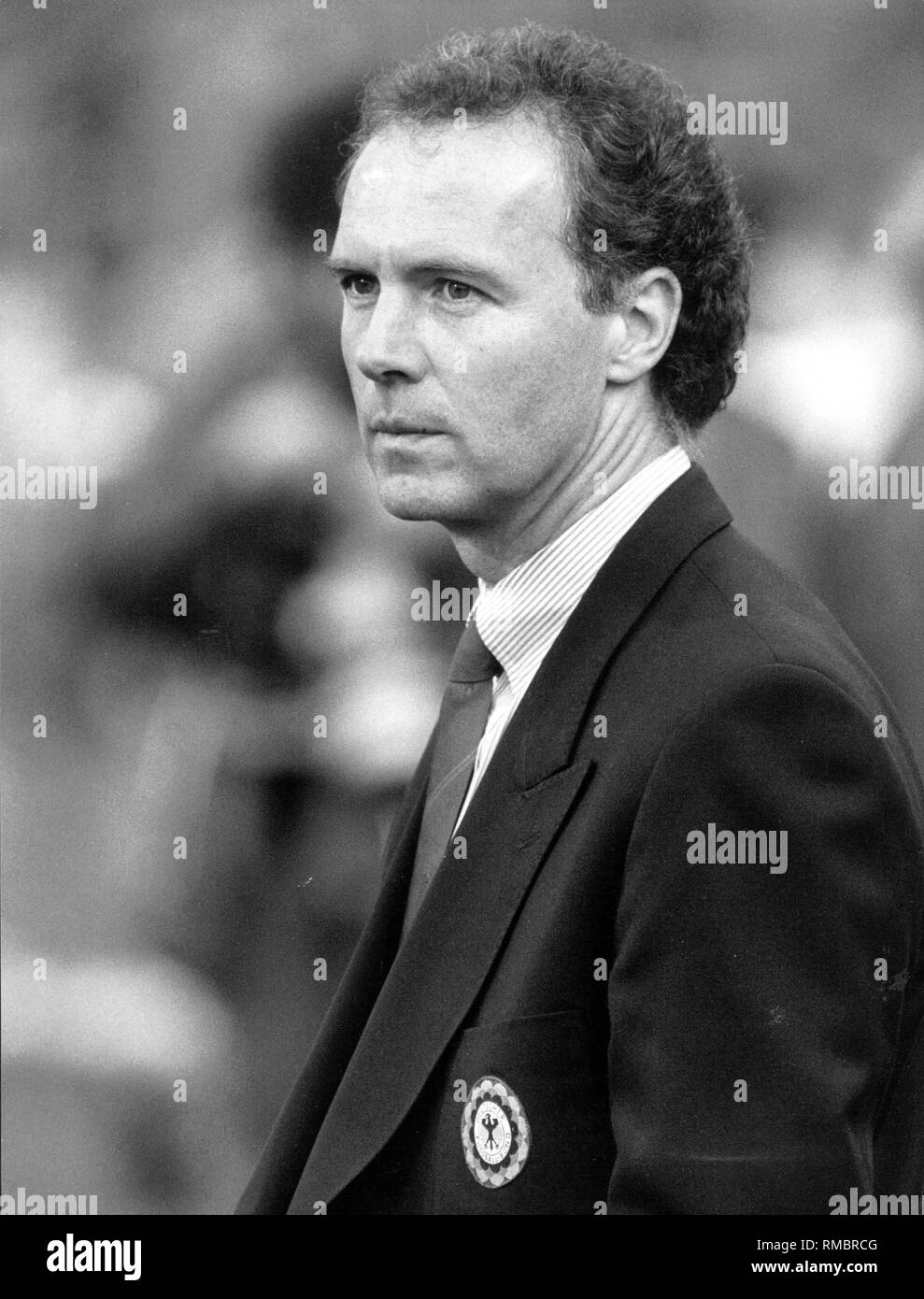 Franz Beckenbauer, team manager de l'équipe nationale de football allemande, à la Coupe du Monde de Football en Italie pendant le match contre l'Uruguay. Banque D'Images