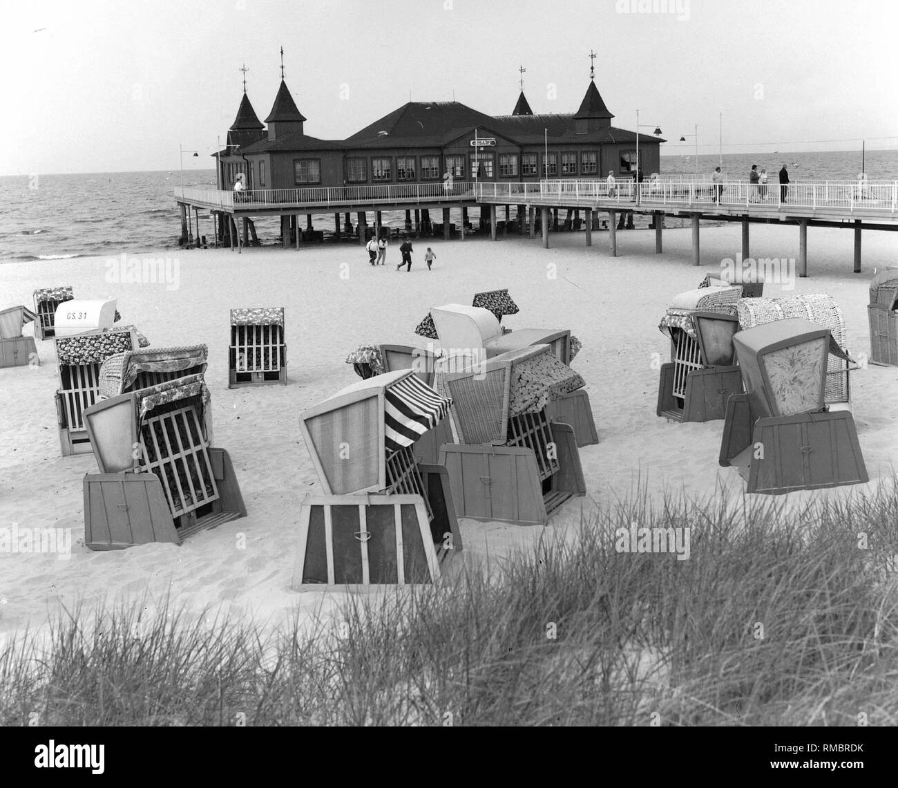 Chaises de plage vide sur la plage d'Ahlbeck, à l'arrière-plan de la jetée et le bridge house. Banque D'Images