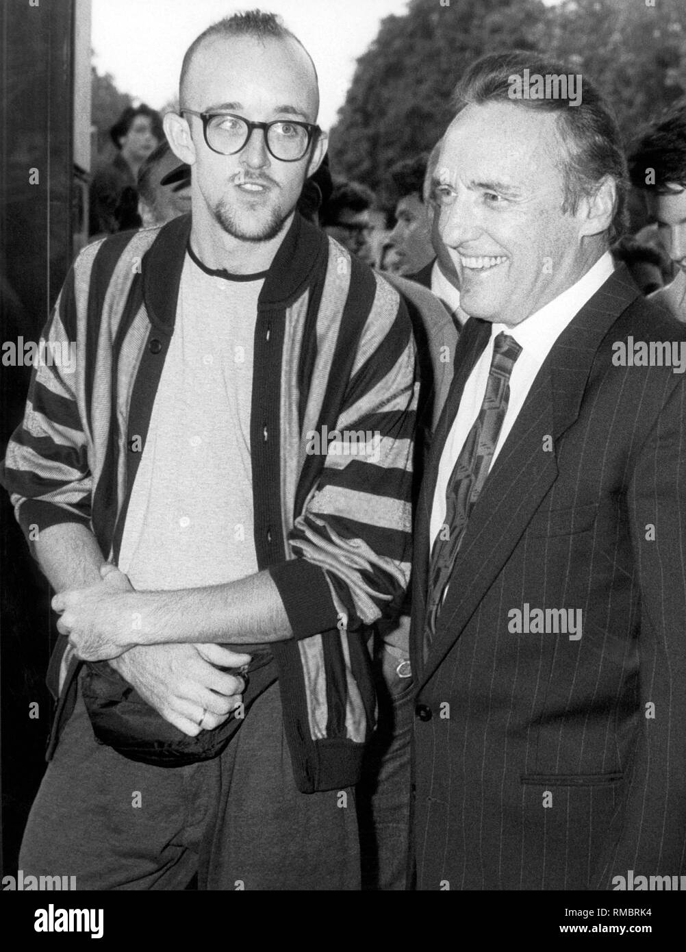 Keith Haring (à gauche), American graffiti peintre, et Dennis Hopper, réalisateur, acteur et peintre à Düsseldorf en 1988. Banque D'Images