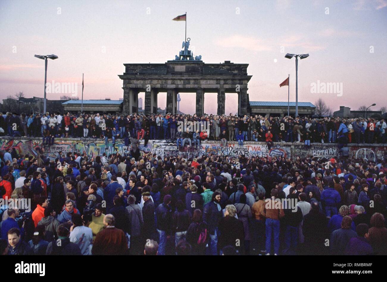 Berlin, 10 Novembre 1989 : Des milliers de Berlinois se réunissent sur et au mur de Berlin à la porte de Brandebourg pour fêter l'ouverture de la frontière. Banque D'Images