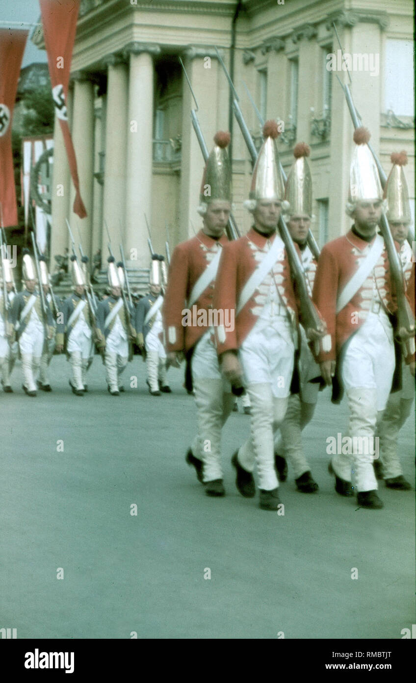Acteurs en uniformes historiques pendant la procession le jour de l'Art Allemand à Munich, sans date. Banque D'Images