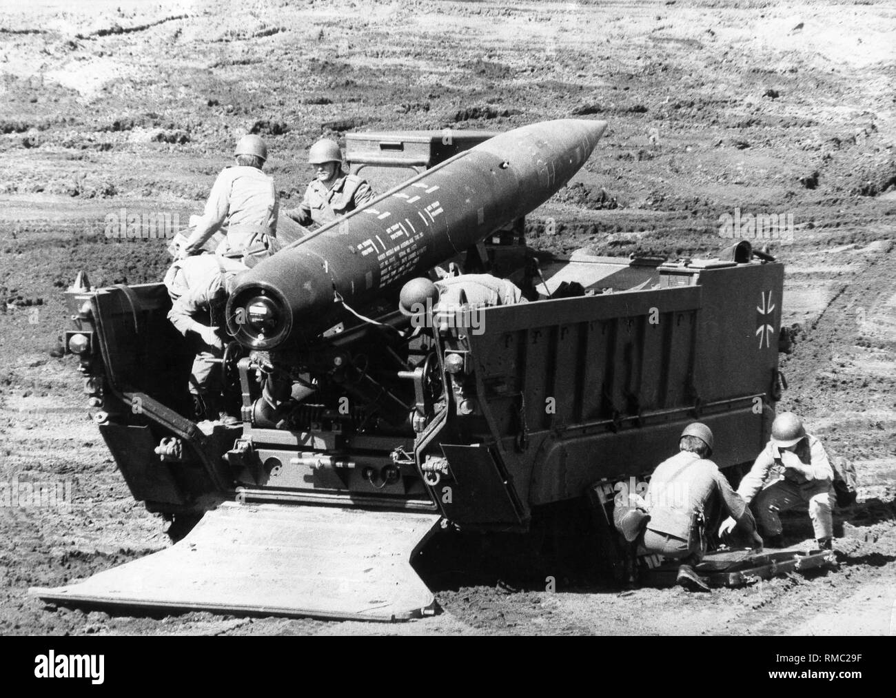 Les soldats de la Bundeswehr à une lance missiles artillerie système. Banque D'Images