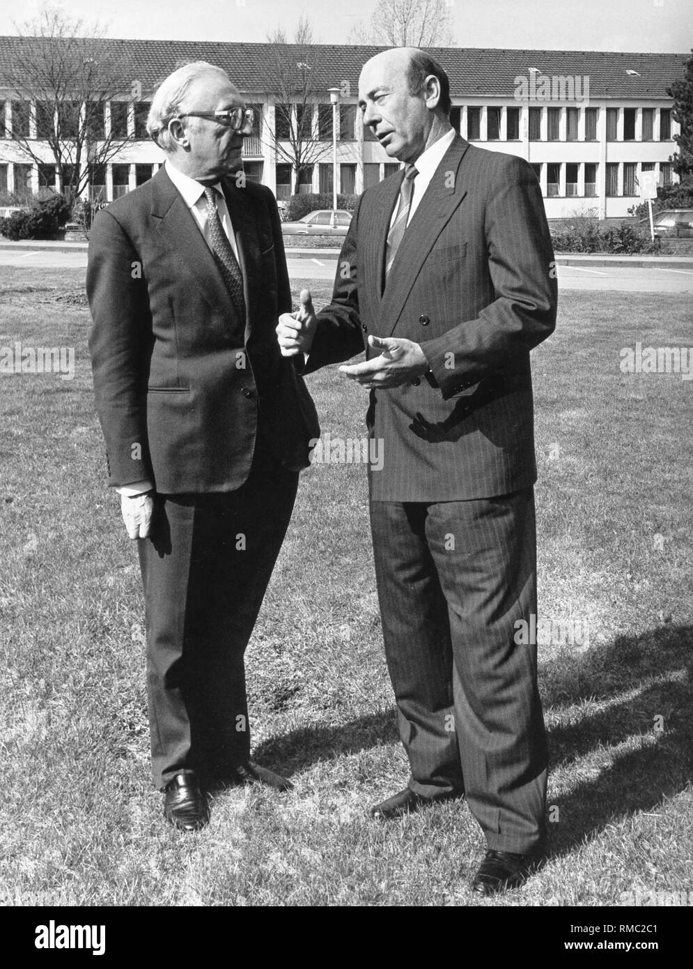 Le ministre allemand de la défense, Manfred Wörner (à droite) en conversation avec le Secrétaire général de l'OTAN, Lord Carrington. Banque D'Images