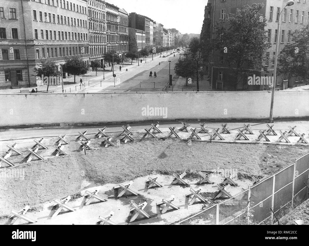 Le mur de Berlin avec la bande de mort et obstacles réservoir vu de Berlin Est. Banque D'Images