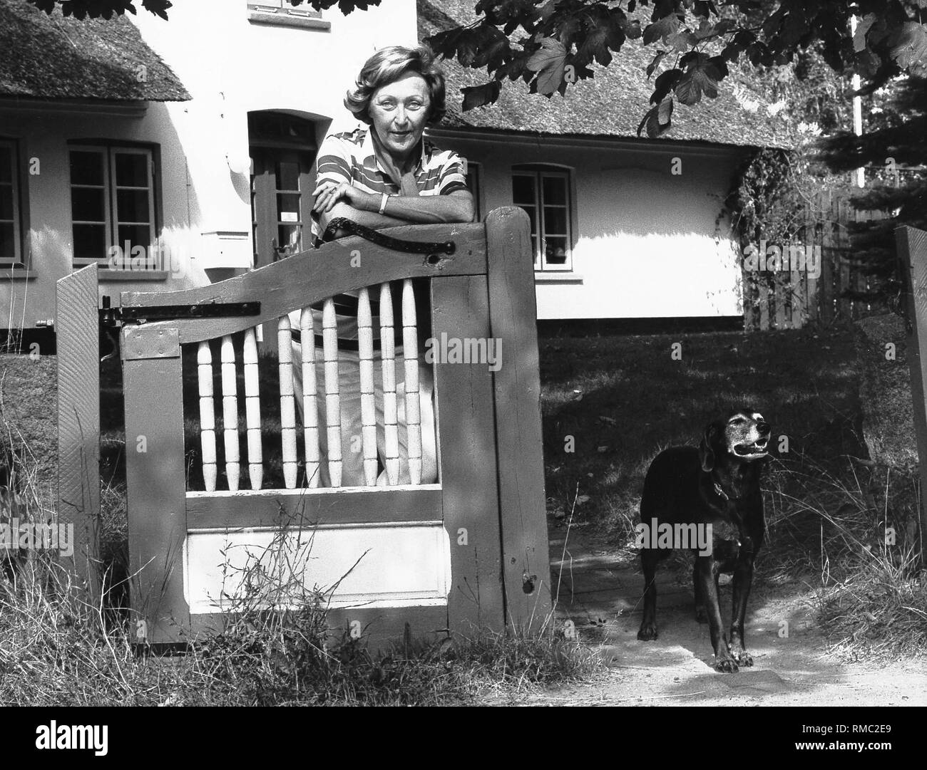 Utta Danella, un écrivain allemand, sur Sylt. À droite, Bracke Carlotta. Banque D'Images