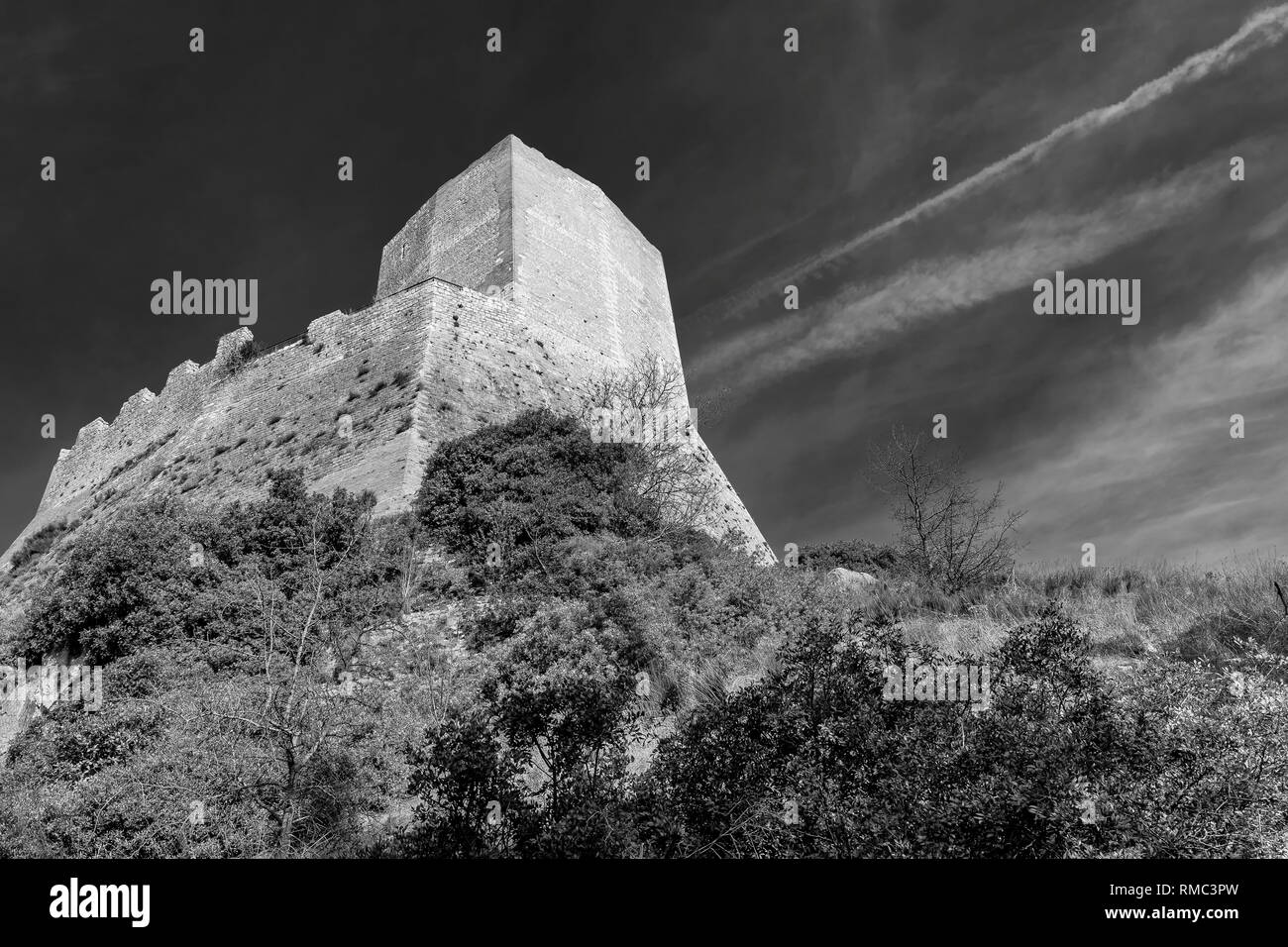 Belle vue en noir et blanc de la Rocca d'Orcia contre un ciel dramatique, Sienne, Toscane, Italie Banque D'Images