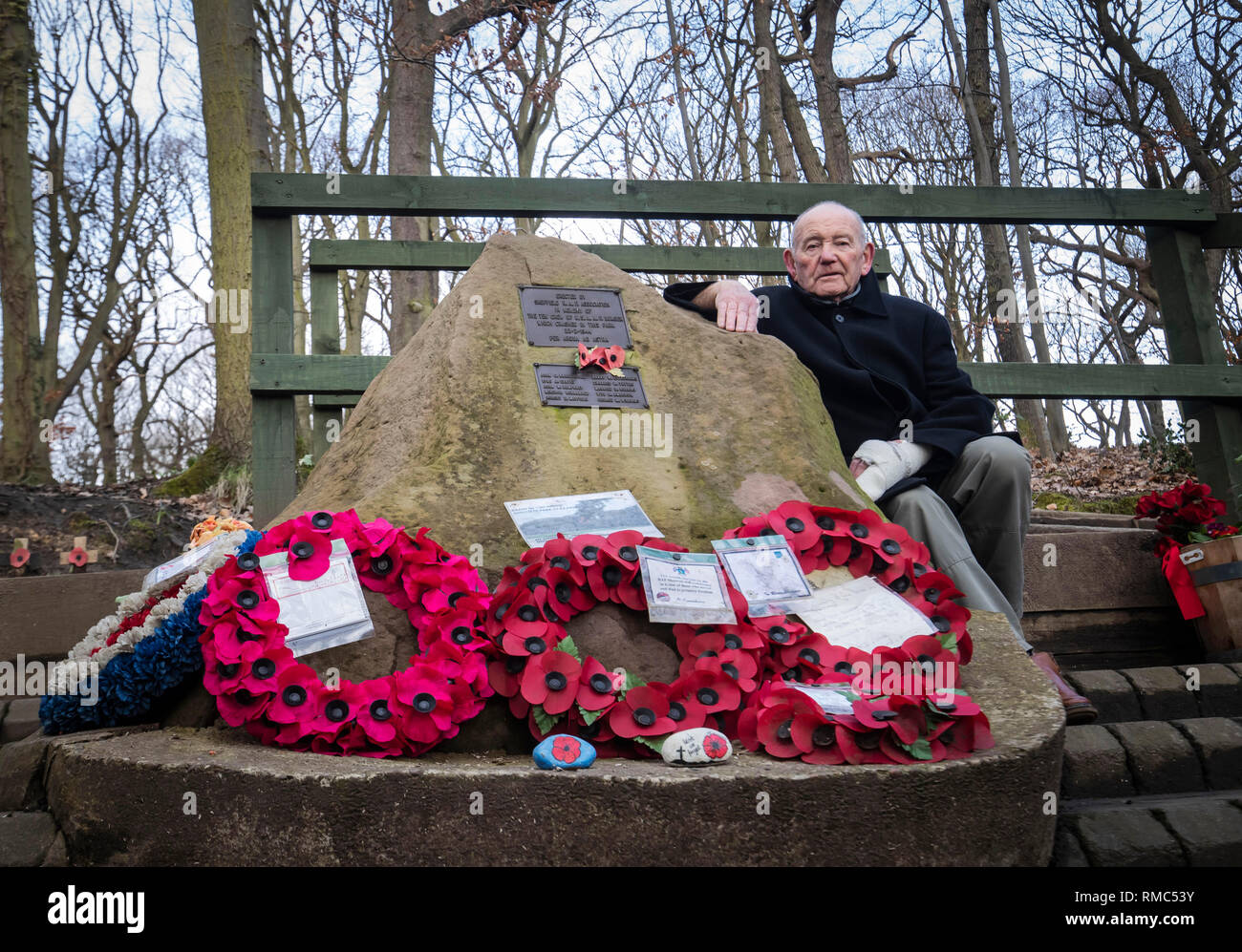 Tony Foulds, 82, l'avant de la mi Amigo Memorial Park, un défilé aérien plus Endcliffe Sheffiled qui aura lieu le vendredi 22 février, d'avions de combat à réaction et d'autres appareils militaires de la Grande-Bretagne et des États-Unis. Il a passé des décennies ayant tendance à l'Endcliffe Park, mémorial de Sheffield, dédiée à 10 aviateurs américains qui sont morts quand leur avion s'est écrasé en face de lui, il y a 75 ans. Banque D'Images
